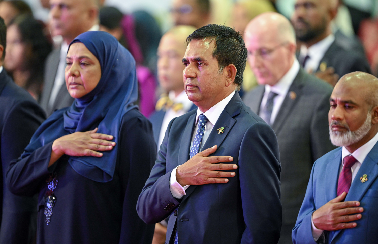 ސޯޝަލް ސެންޓަރުގައި މިއަދު ހެނދުނު ބޭއްވި 57 ވަނަ ޖުމްހޫރީ ދުވަހުގެ ރަސްމީ ޖަލްސާގައި އެޑިއުކޭޝަން މިނިސްޓަރު އިސްމާއިލް އާއި އިކޮނޮމިކް މިނިސްޓަރު ސައީދު އަދި ފެމިލީ މިނިސްޓަރު އައިސްތު ގައުމީ ސަލާމުގައި ބައިވެރިވެވަޑައިގަންނަވަނީ.--- ފޮޓޯ: ރައީސް އޮފީސް