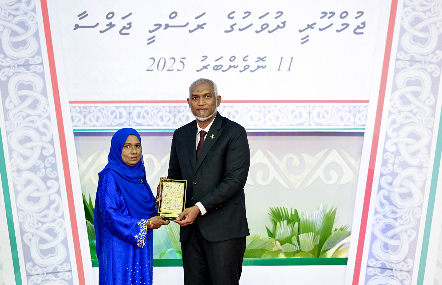 ދިވެހި ދައުލަތަށް ހިދުމަތްކުރުމުގެ އިނާމު ލިބިވަޑައިގެންނެވި ބޭފުޅަކަށް ރައީސް މުއިއްޒު ޝަރަފުގެ އައްޑަނަ އަރުވަނީ.--- ފޮޓޯ: ރައީސް އޮފީސް