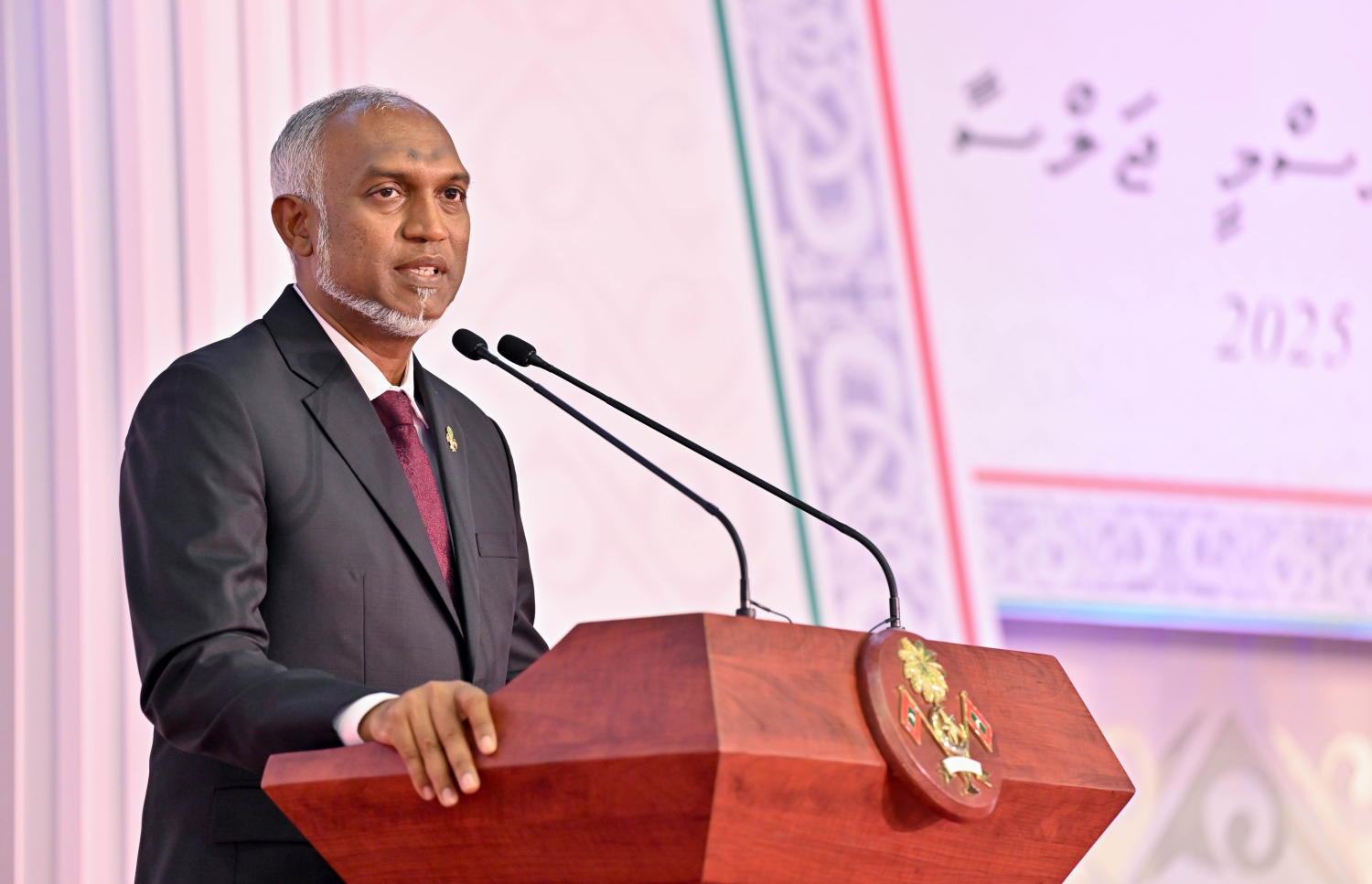 ސޯޝަލް ސެންޓަރުގައި މިއަދު ހެނދުނު ބޭއްވި 57 ވަނަ ޖުމްހޫރީ ދުވަހުގެ ރަސްމީ ޖަލްސާގައި ރައީސް މުއިއްޒު ވާހަކަފުޅު ދައްކަވަނީ.--- ފޮޓޯ: ރައީސް އޮފީސް