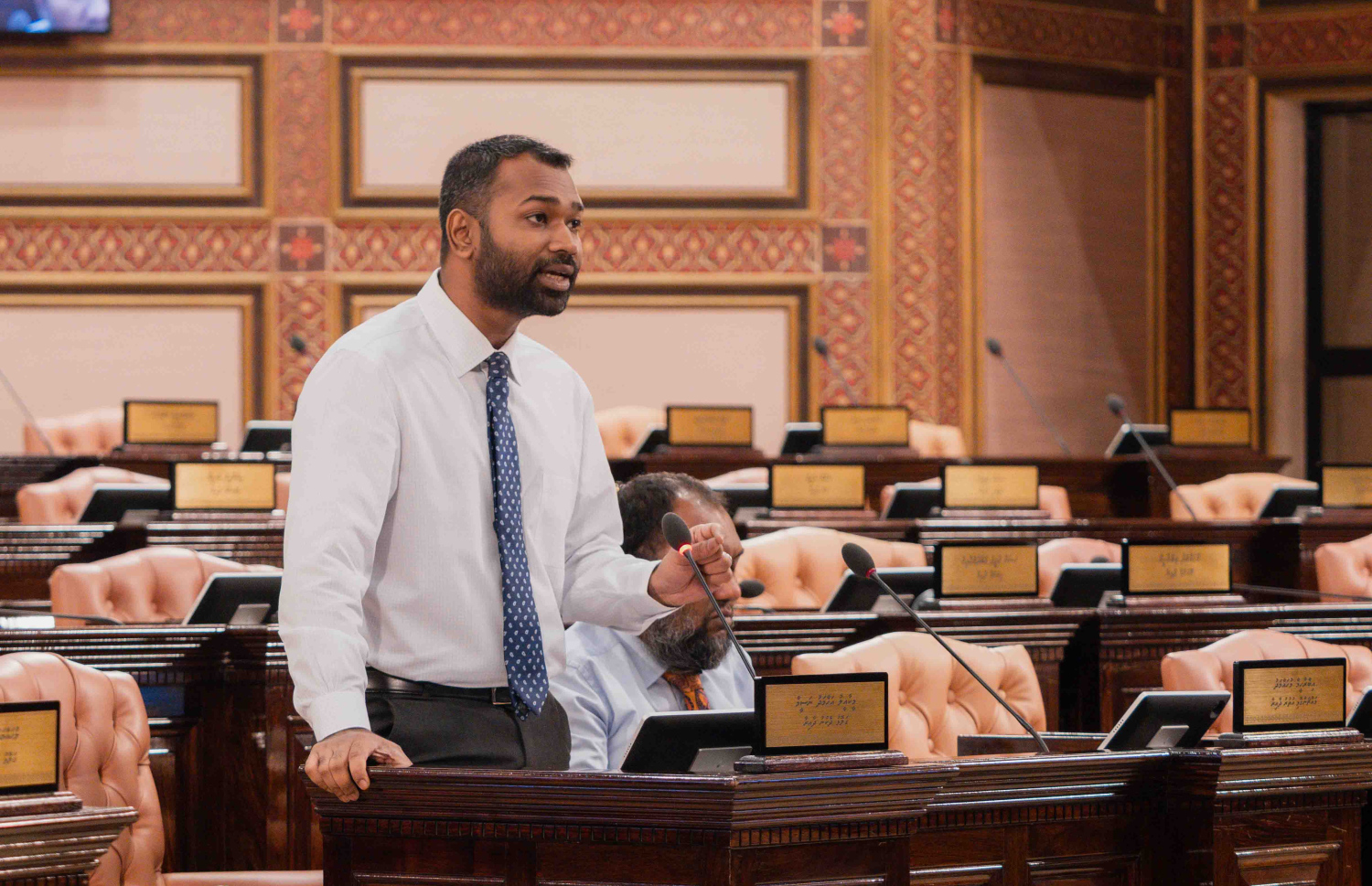 ރައްޔިތުންގެ މަޖިލީހުގެ ގަލޮޅު އުތުރު ދާއިރާގެ އެމްޑީޕީ މެންބަރު މީކާއީލް އަހުމަދު ނަސީމް މަޖިލީހުގެ ޖަލްސާއެއްގައި ވާހަކަދައްކަވަނީ. ފޮޓޯ: މަޖިލީހުގެ އިދާރާ