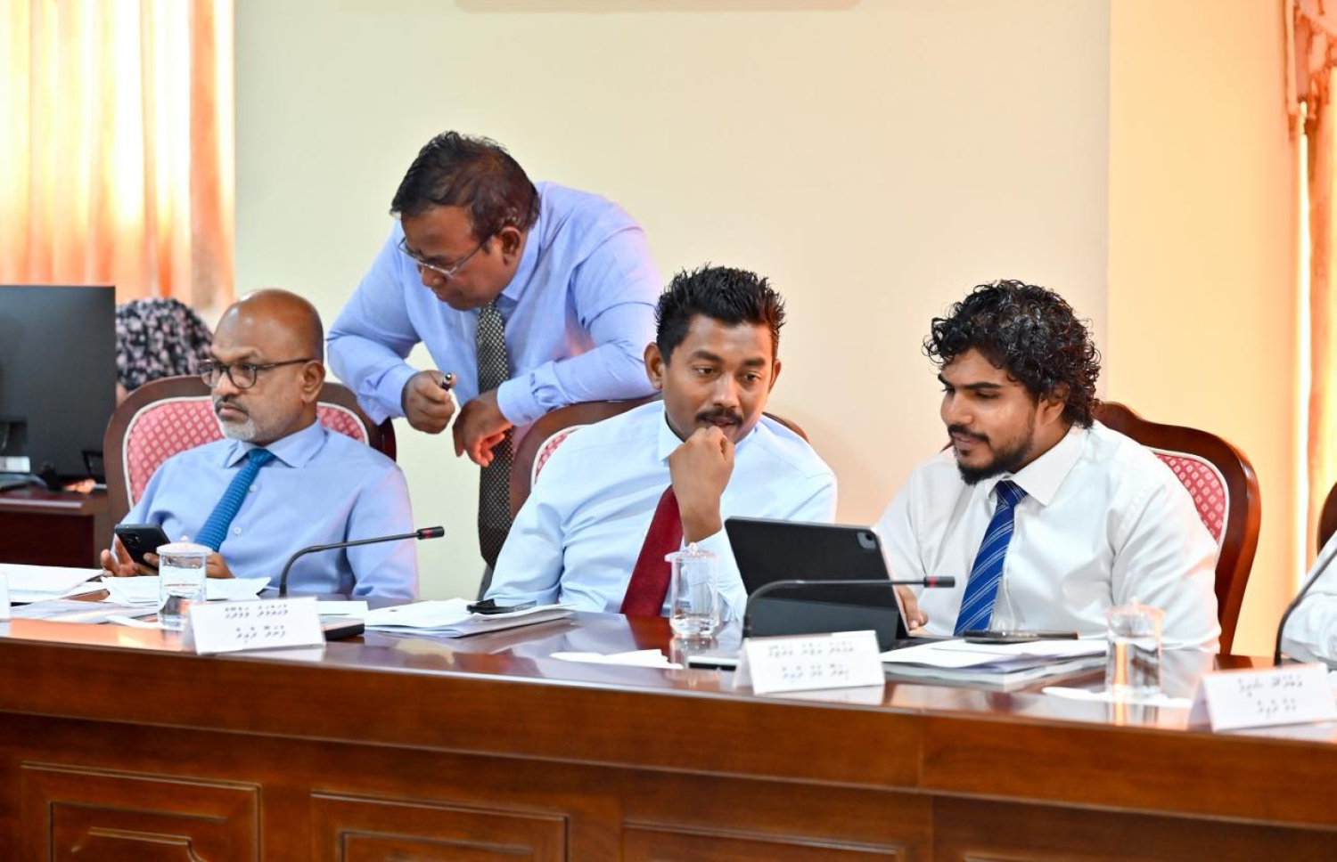 ބަޖެޓް ކޮމިޓީގެ ބައެއް މެމްބަރުން މިއަދު މަޝްވަރާއެއްގައި.---ފޮޓޯ: ނިޝާން އަލީ| މިހާރު