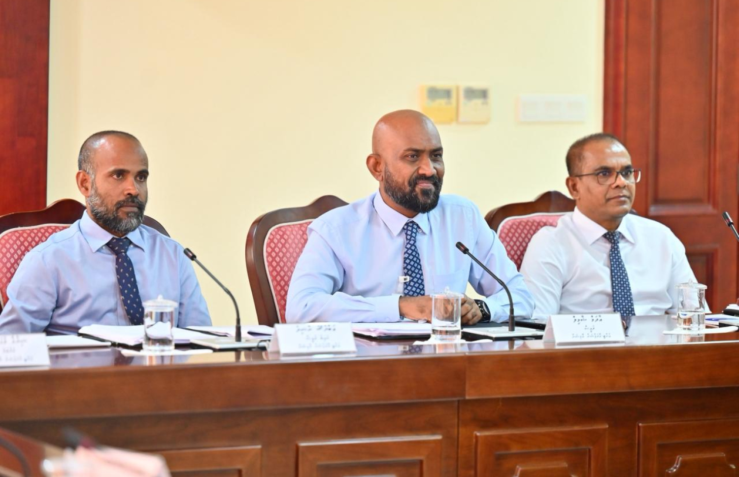 އަންނަ އަހަރުގެ ބަޖެޓް ދިރާސާކުރާ ކޮމިޓީގެ މިއަދުގެ ބައްދަލުވުމުގައި އޭސީސީގެ ރައީސް ޝާމިލް އެ ކޮމިޓީގެ މެމްބަރުންގެ ސުވާލުތައް އަޑުއައްސަވަނީ.---ފޮޓޯ: ނިޝާން އަލީ| މިހާރު