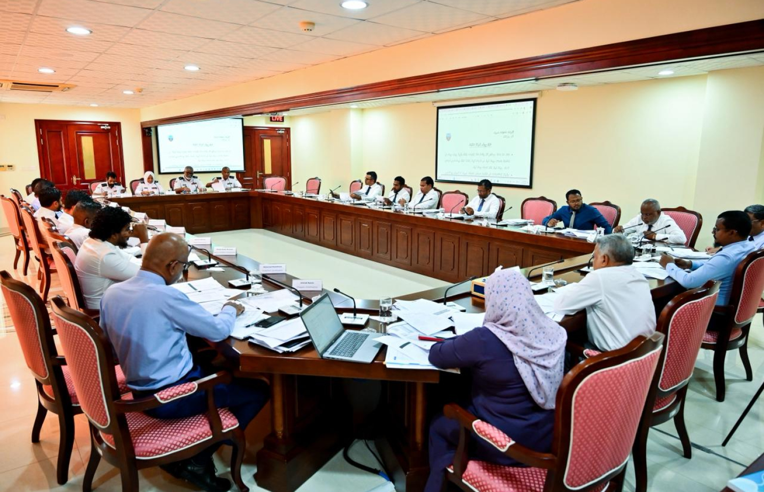 ކަސްޓަމްސްގެ އިސްވެރިންނާ، ބަޖެޓް ރިވިއު ކޮމިޓީން ބައްދަލުކުރައްވަނީ -- ފޮޓޯ: ނިޝާން އަލީ / މިހާރު