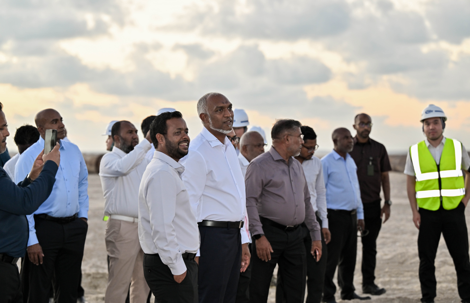 ރަސްމާލެ ހިއްކުމުގެ މަސައްކަތްދާ ގޮތް ރައީސް ޑރ.މުހައްމަދު މުއިއްޒާއި ހައުސިން މިނިސްޓަރު މުއްތަލިބު ބައްލަވާލައްވަނީ. ފޮޓޯ: ނިޝާން އަލީ | މިހާރު