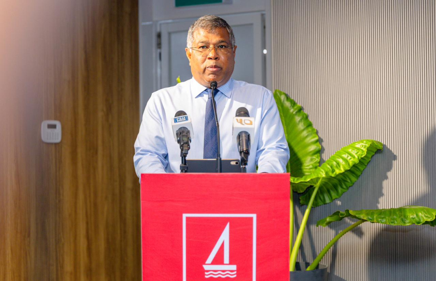 އަގު ހެޔޮކޮށް ވިއްކާ ފްލެޓް އަޅަން ސަރުކާރުން ބީއެމްއެލްއަށް ބިން ހަވާލުކުރުމަށް ބޭއްވި ރަސްމިއްޔާތުގައި ބޭންކުގެ ސީއީއޯ މުހައްމަދު ޝަރީފް ވާހަކަދައްކަވަނީ.-- ފޮޓޯ: ބީއެމްއެލް
