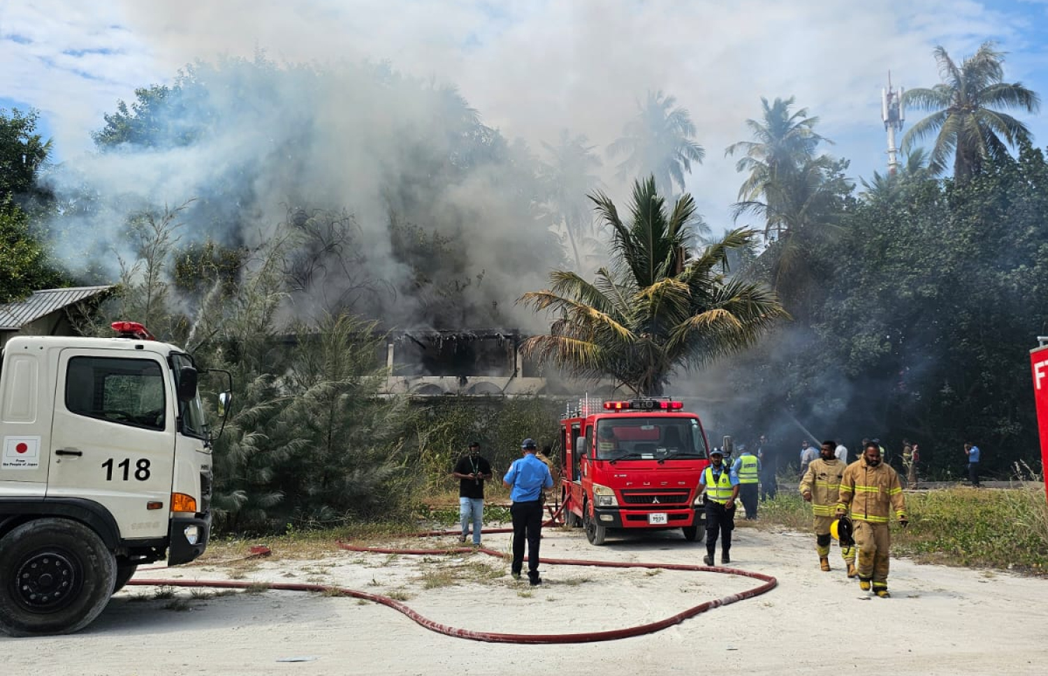 ފަރުކޮޅުފުށީގައި ހުރި އިމާރާތެއްގައި ރޯވެފައިވާ އަލިފާން ނިއްވުމުގެ މަސައްކަތްކުރަނީ. -- ފޮޓޯ: އެމްއެންޑީއެފް