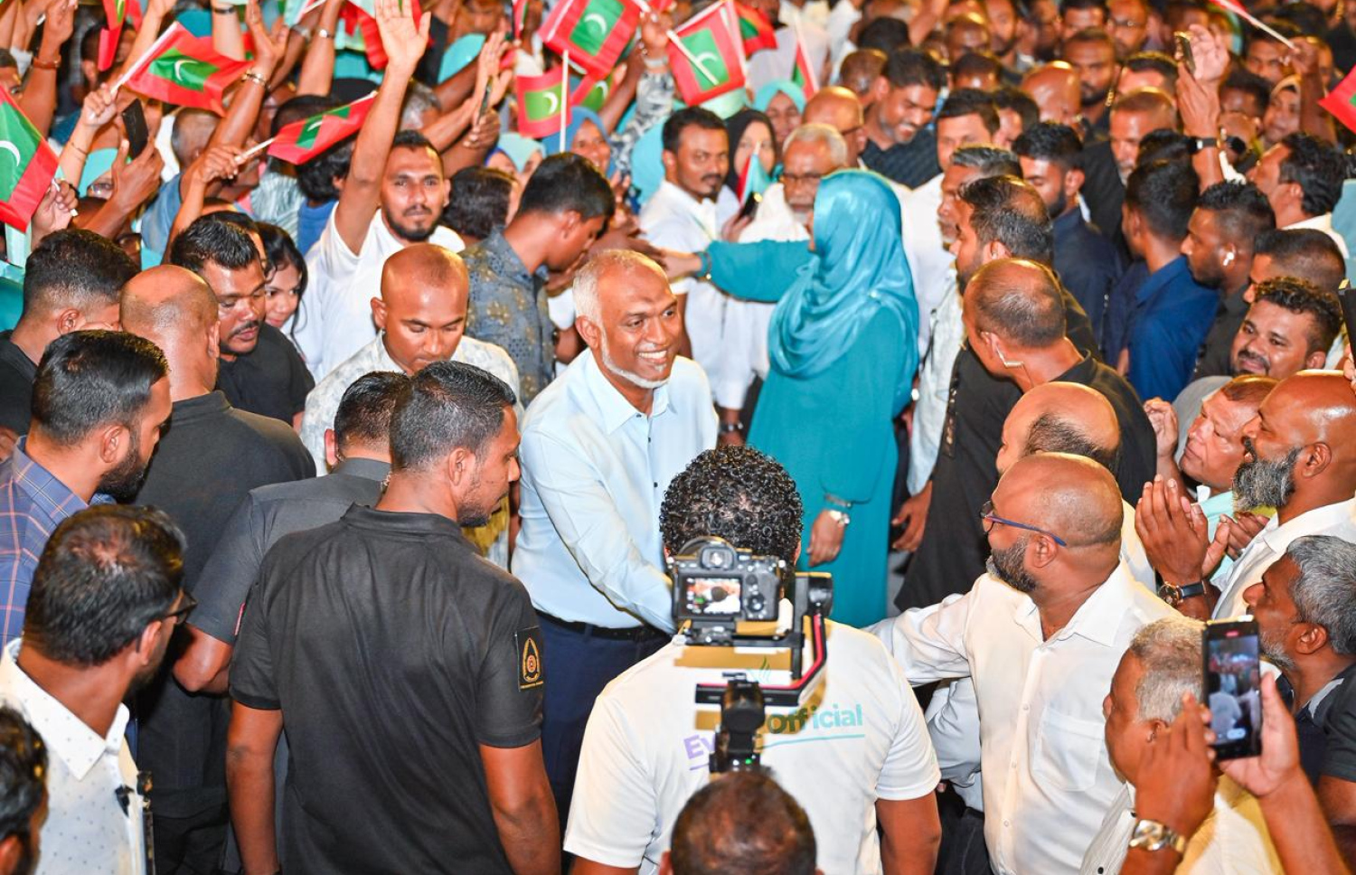 ޕީއެންސީން މިރޭ ބޭއްވި ބޮޑު ޖަލްސާގައި ބައިވެރިވެވަޑައިގަތުމަށް ރައީސް އެ ސަރަހައްދަށް ވަޑަައިގެން ސަޕޯޓަރުންނާ ސަލާމް ކުރައްވަނީ.--- ފޮޓޯ: ފަޔާޒު މޫސާ| މިހާރު