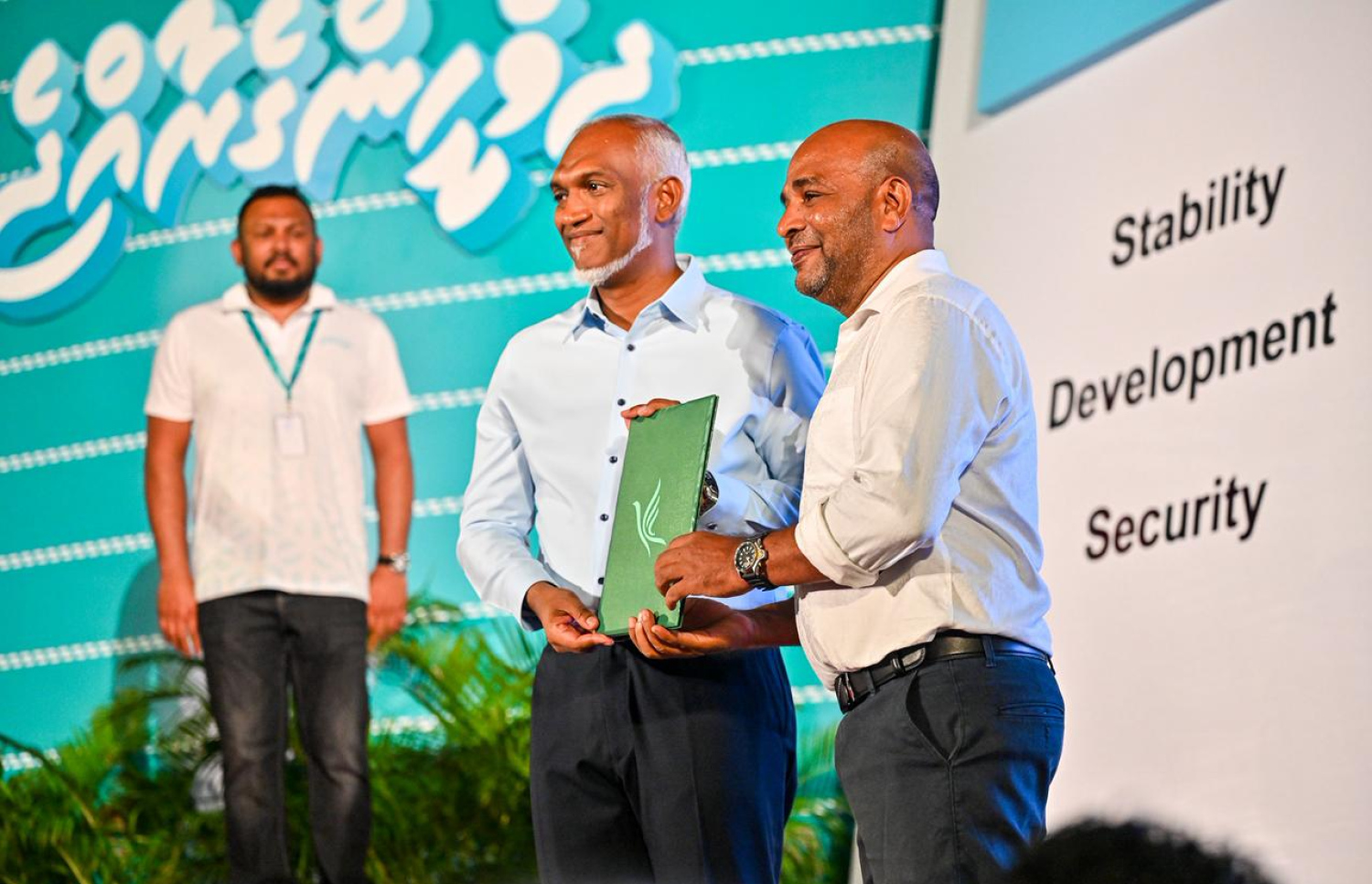 ނޫސްވެރިޔަ އިމާދު ޕީއެންސީއާ ގުޅިވަޑައިގެން އެ ކަމުގެ އިގުރާރު ރައީސް މުއިއްޒާ މިރޭ ހަވާލު ކުރައްވަނީ.---ފޮޓޯ: ފަޔާޒު މޫސާ| މިހާރު