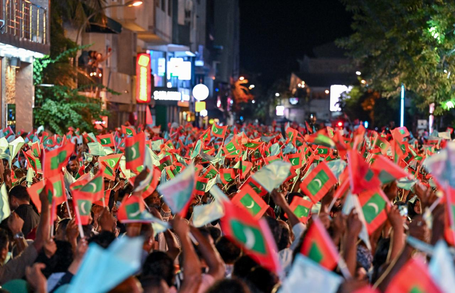 ޕީއެންސީން ރޭ ބޭއްވި ބޮޑު ޖަލްސާގެ ބައިވެރިން: ރައީސް މުއިއްޒު ވިދާޅުވީ 13،000 އަށް ވުރެ ގިނަ މީހުން ޖަލްސާ އަށް ދިޔަ ކަމަށް.---ފޮޓޯ: ރައީސް އޮފީސް