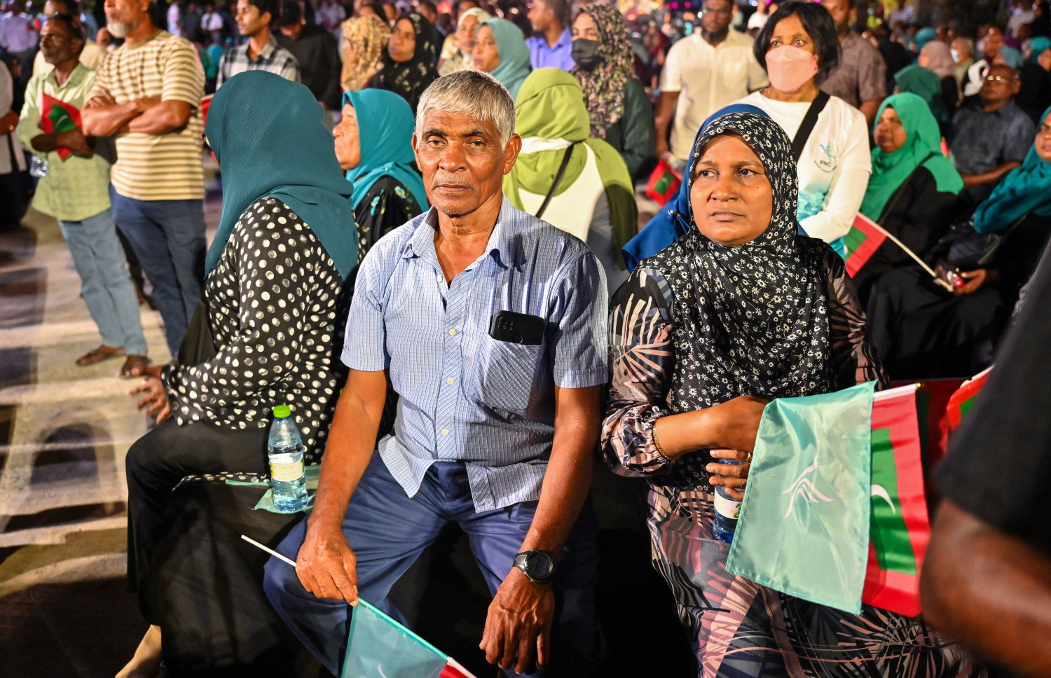 ސަރުކާރު ހިންގާ ޕާޓީ، ޕީއެންސީން މާލޭގެ އާޓިފިޝަލް ބީޗު ސަރަހައްދުގައި ބޭއްވި ބޮޑު ޖަލްސާ އަށް ދިޔަ ބައެއް މީހުން.--- ފޮޓޯ: ފަޔާޒު މޫސާ | މިހާރު