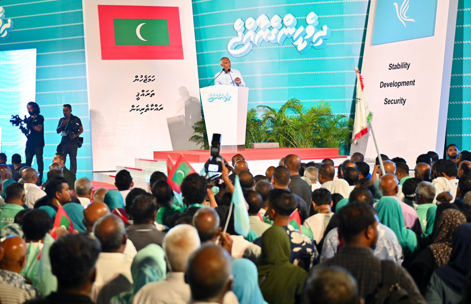 ޕީއެންސީން ބޭއްވި ބޮޑު ޖަލްސާގައި ރައީސް އަދި އެ ޕާޓީގެ ރައީސް މުއިއްޒު ވާހަކަފުޅު ދައްކަވަނީ.--- ފޮޓޯ: ފަޔާޒު މޫސާ | މިހާރު