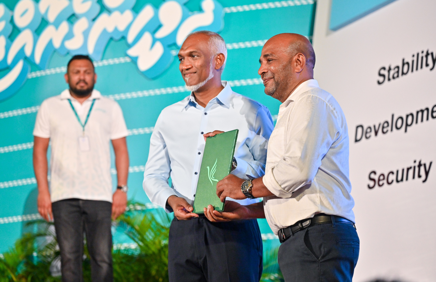 ސަރުކާރު ހިންގާ ޕާޓީ ޕީއެންސީއާ ގުޅިވަޑައިގެންނެވި ތަޖުރިބާކާރު ނޫސްވެރިޔާ އިމާދު ލަތީފް، އެ ޕާޓީގެ ރައީސް މުއިއްޒާ ފޯމު ހަވާލު ކުރައްވަނީ.--- ފޮޓޯ: ފަޔާޒު މޫސާ | މިހާރު