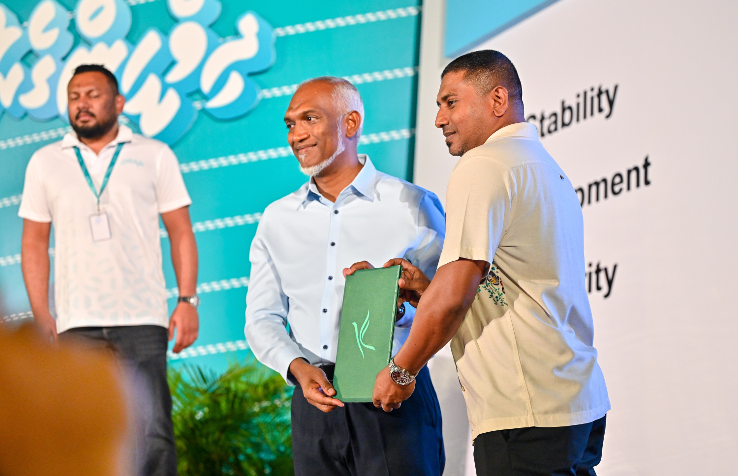 ސަރުކާރު ހިންގާ ޕާޓީ ޕީއެންސީއާ ގުޅިވަޑައިގެންނެވި ކުރީގެ ޔޫތު މިނިސްޓަރު އަހުމަދު މަހުލޫފް، އެ ޕާޓީގެ ރައީސް މުއިއްޒާ ފޯމު ހަވާލު ކުރައްވަނީ.--- ފޮޓޯ: ފަޔާޒު މޫސާ | މިހާރު