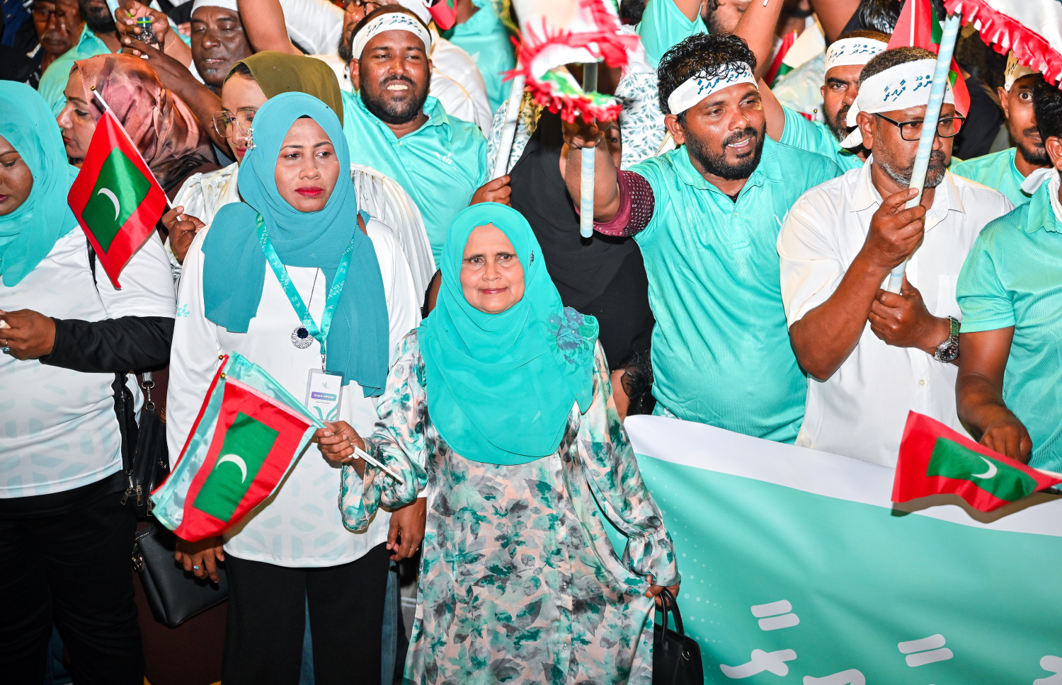 ސަރުކާރު ހިންގާ ޕާޓީ، ޕީއެންސީން މާލޭގެ އާޓިފިޝަލް ބީޗު ސަރަހައްދުގައި ބޭއްވި ބޮޑު ޖަލްސާގައި ބައިވެރިވި ގިނަ އަދަދެއްގެ ބަޔަކު ގައުމީ ދިދަ އާއި އެ ޕާޓީގެ ދިދަ ހިފައިގެން ތިބެ، ރައީސް މުއިއްޒަށް އޮތް ތާއީދު ހާމަކުރަނީ.--- ފޮޓޯ: ފަޔާޒު މޫސާ | މިހާރު