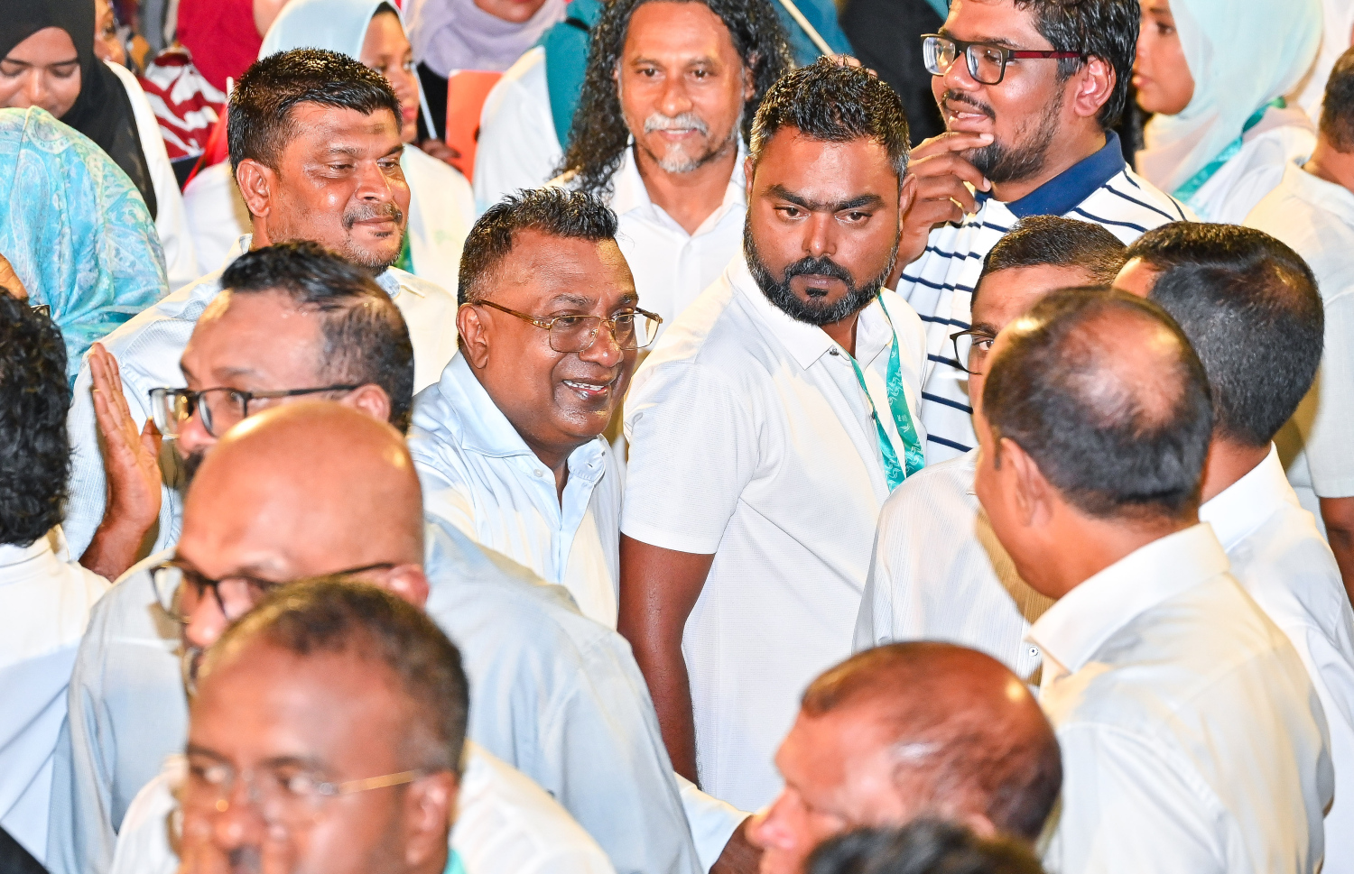 ސަރުކާރު ހިންގާ ޕާޓީ، ޕީއެންސީން މާލޭގެ އާޓިފިޝަލް ބީޗު ސަރަހައްދުގައި ބޭއްވި ބޮޑު ޖަލްސާ އަށް ރައްޔިތުންގެ މަޖިލިހުގެ ކާށިދޫ ދާއިރާގެ ކުރީގެ މެމްބަރު އަބްދުﷲ ޖާބިރު ވަޑައިގެން އެ ޕާޓީގެ މީހުންނާ ސަލާން ކުރައްވަނީ: މިހާރު ތާއީދު ކުރައްވަނީ ރައީސް މުއިއްޒަށް.---ފޮޓޯ: ފަޔާޒު މޫސާ| މިހާރު