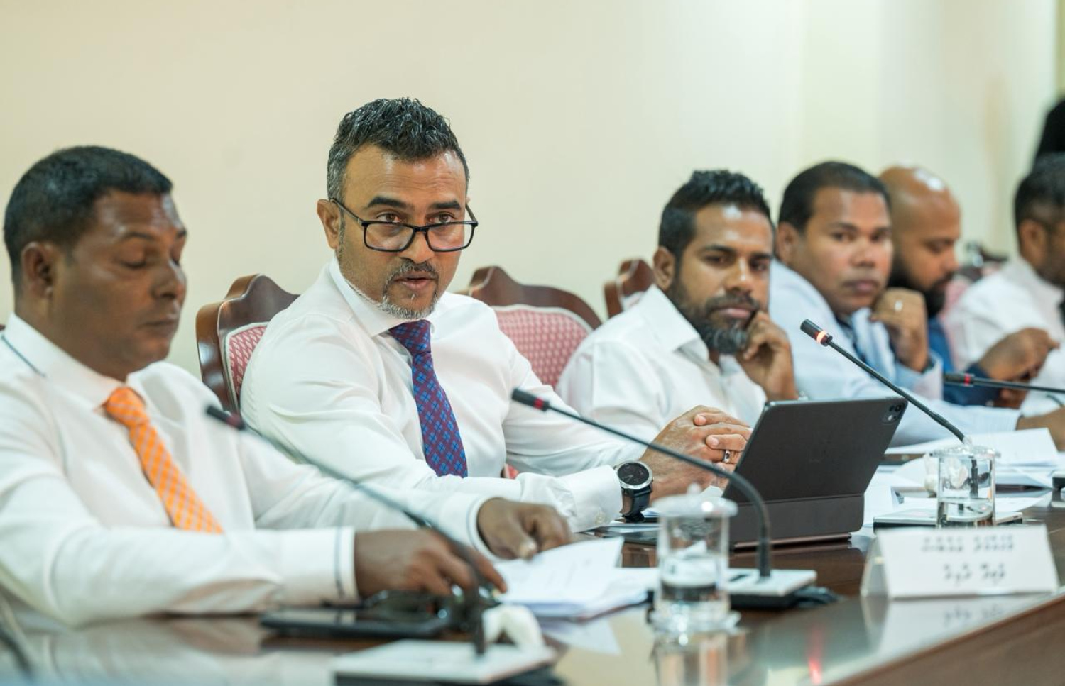 ބަޖެޓް ދިރާސާކުރާ ކޮމެޓީގެ ބައެއް މެމްބަރުން --- މިހާރު ފޮޓޯ/ނިޝާން އަލީ