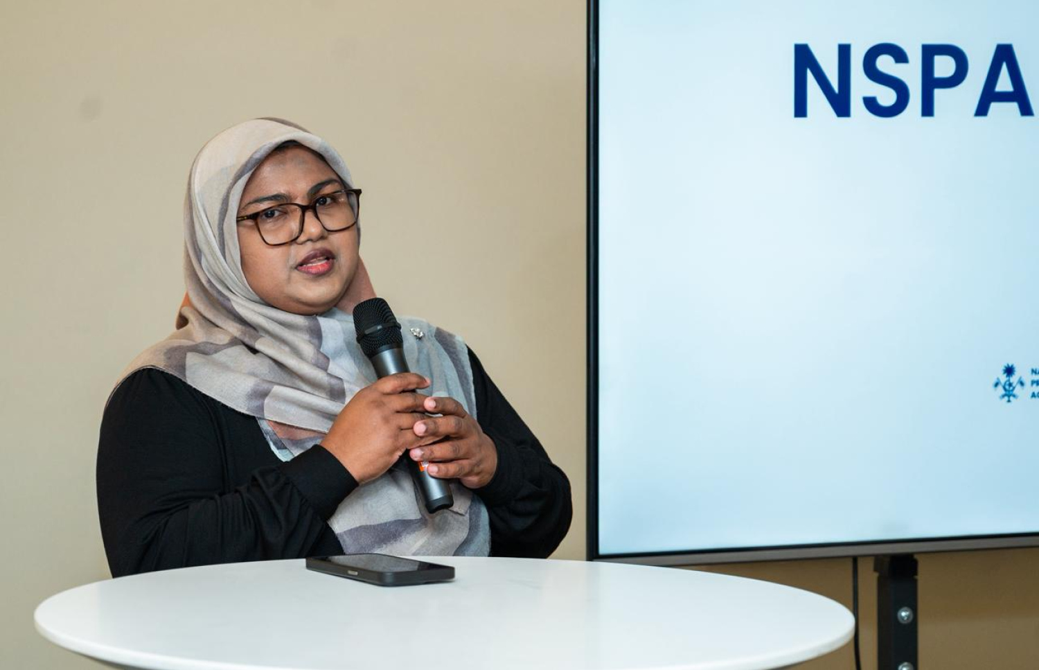 އެންސްޕާގެ ބައެއް ހިދުމަތްތައް ވަންގަވް އަށް ބަދަލުކުރުމަށްފަހު، މައިންޑްކޯގެ މެނޭޖިން ޑިރެކްޓަރު ސައީދާ ވާހަކަދައްކަވަނީ.-- ފޮޓޯ: ނިޝާން އަލީ/ މިހާރު