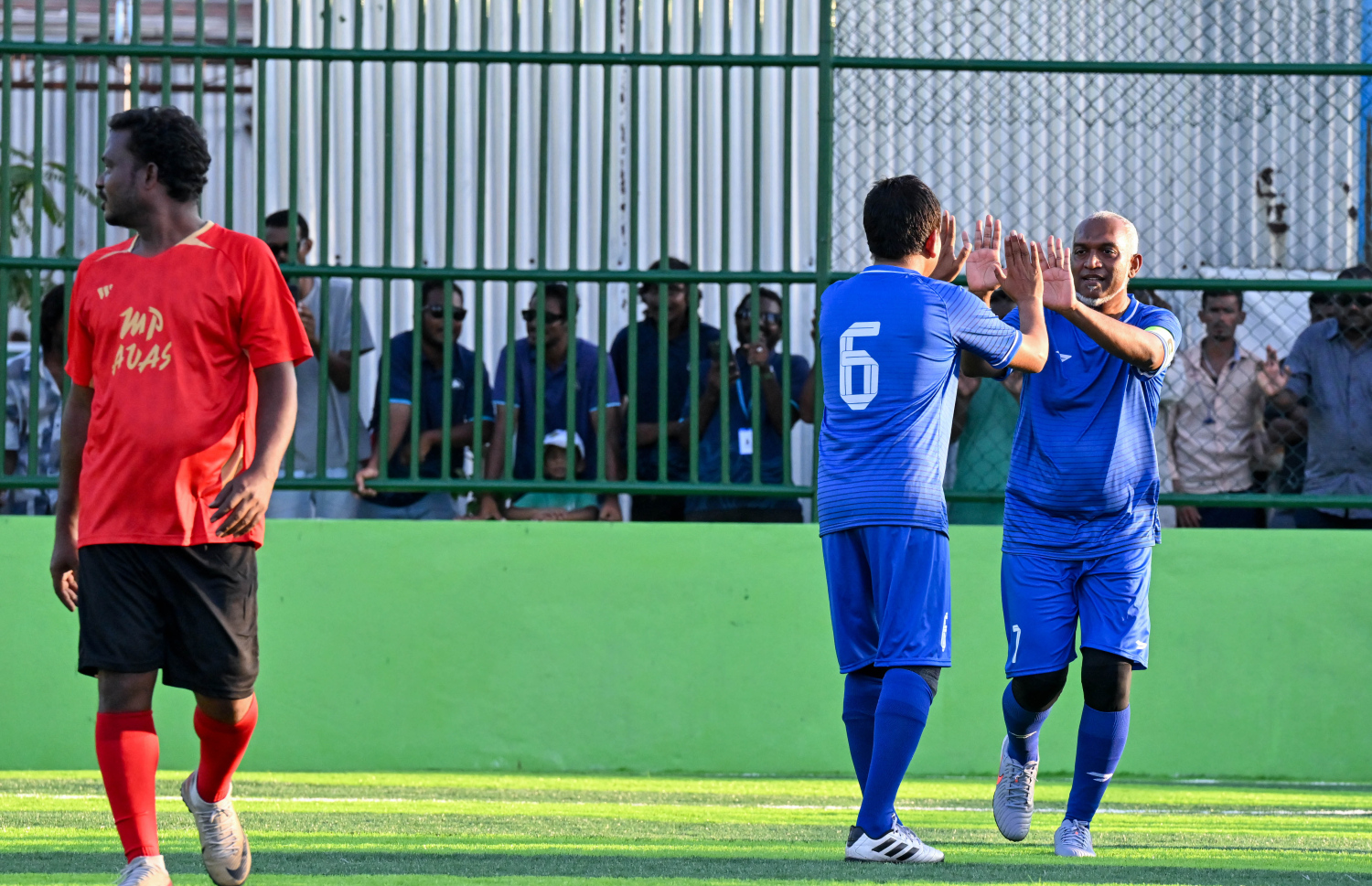 މަންދޫގެ ފުޓްސަލް ދަނޑު ހުޅުވުމުގެ ގޮތުން މިއަދު ހަވީރު އެ ރަށުގައި ކުޅުނު ފުޓްސަލް މެޗުގައި ރައީސް މުއިއްޒު ބައިވެރިވެވަޑައިގަންނަވަނީ.---ފޮޓޯ: ރައީސް އޮފީސް