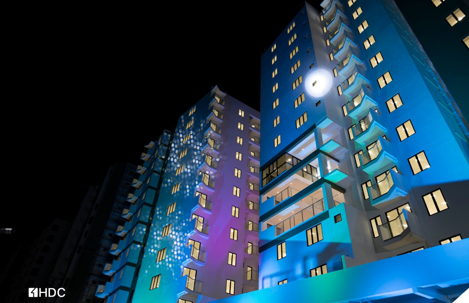 އެޗްޑީސީގެ މުވައްޒަފުންނަށް ހާއސަ ކޮށްގެން އިމާރާތްކުރި ޓަވަރެއް މިރޭ ދިއްލާފައި: އެ ކުންފުނީގެ މުވައްޒަފުންނަށް ހާއްސަ ކޮށްގެން ހަ ޓަވަރެއްގައި 459 އެޕާޓްމަންޓް ހަދާފައިވާ ކަމަށް އެ ކުންފުނިން ބުނި.---ފޮޓޯ: އެޗްޑީސީ