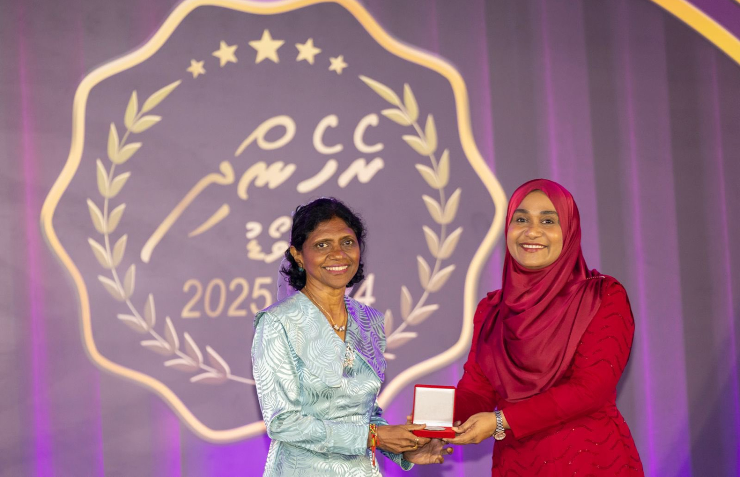 އިޖުތިމާއީ ދާއިރާއިން ރެހެންދި އެވޯޑު ހާސިލްކުރެއްވި ޑރ. ރުހުޝާނާއަށް، ފަސްޓް ލޭޑީ ސާޖިދާ އެވޯޑު ހަވާލު ކޮށްދެއްވަނީ.-- ފޮޓޯ: ސޯޝަލް ޑިވެލޮޕްމަންޓް މިނިސްޓްރީ