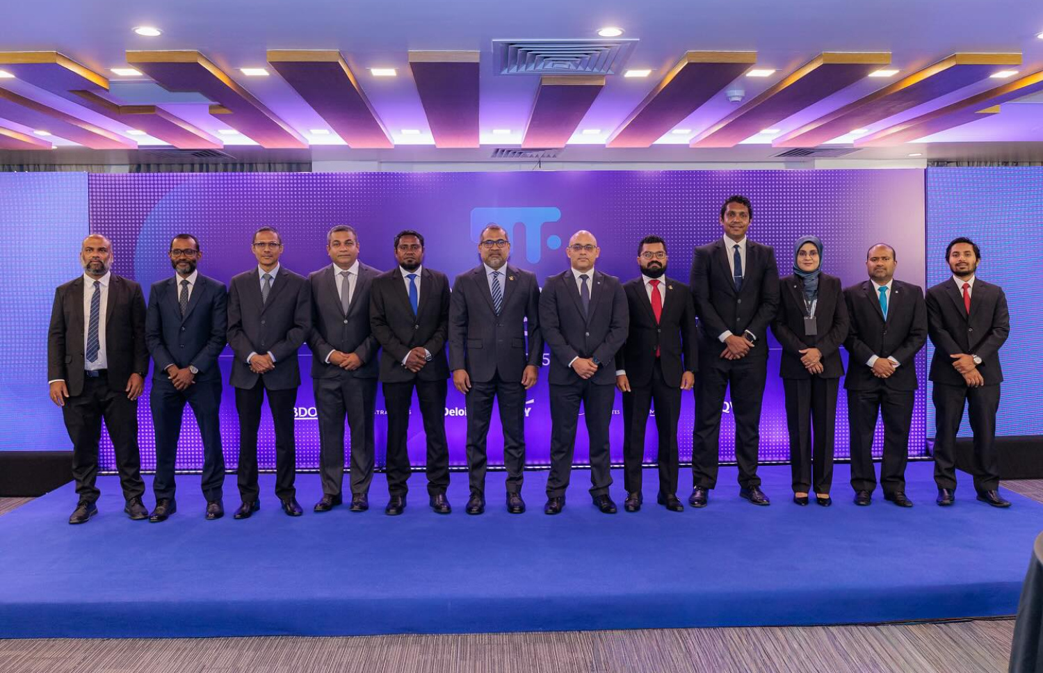 އިންސްޓްޓިއުޓް އޮފް ޗާޓާޑް އެކައުންޓެންޓްސް އޮފް މޯލްޑިވްސް އާއި މޯލްޑިވްސް އިންލެންޑް ރެވެނިއު އޮތޯރިޓީ (މީރާ) ގުޅިގެން ބޭއްވި ޓެކްސް ފޯރަމްގެ ޝަރަފުވެރި މެހުމާން ފޮރިން މިނިސްޓަރު ހަލީލާއި ސަރުކާރުގެ ބައެއް އިސްވެރިންނާއި ސީއޭ މޯލްޑިވްސް އާއި މީރާގެ ބައެއް ވެރިން ގުރޫޕް ފޮޓޯއެއް ނަންގަވަނީ.--- ފޮޓޯ: ސީއޭ މޯލްޑިވްސް