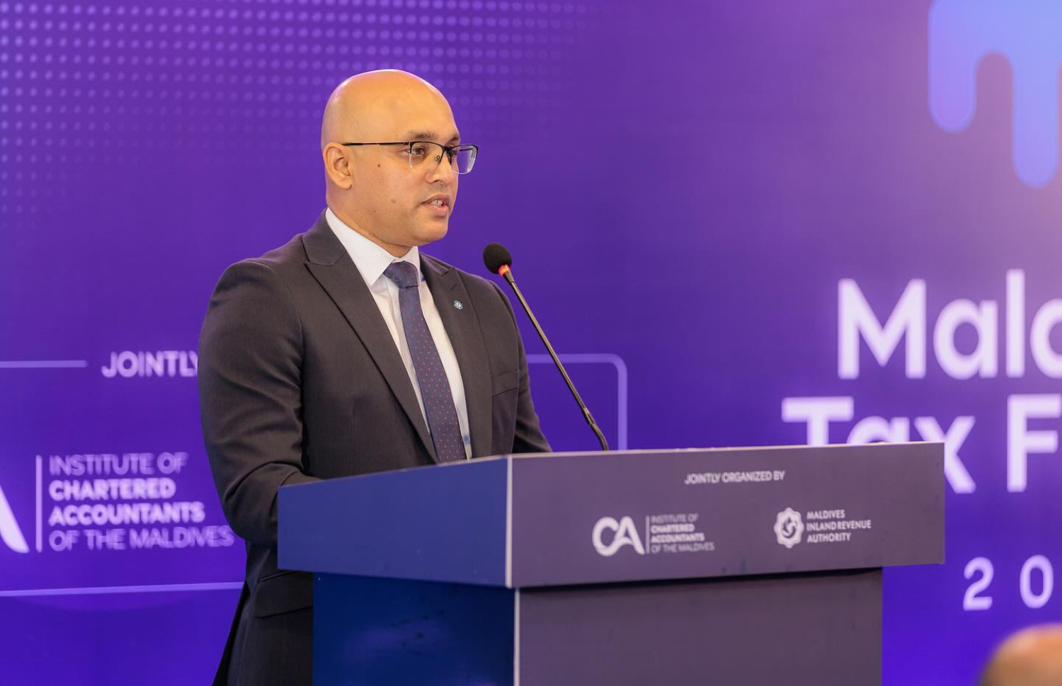 އިންސްޓްޓިއުޓް އޮފް ޗާޓާޑް އެކައުންޓެންޓްސް އޮފް މޯލްޑިވްސް އާއި މޯލްޑިވްސް އިންލެންޑް ރެވެނިއު އޮތޯރިޓީ (މީރާ) ގުޅިގެން ބޭއްވި ޓެކްސް ފޯރަމްގެ އިފުތިތާހީ ޖަލްސާގައި ޓެކްސް ކޮމިޝަނަރު ޒަރީރު ވާހަކަ ދައްކަވަނީ.--- ފޮޓޯ: ސީއޭ މޯލްޑިވްސް