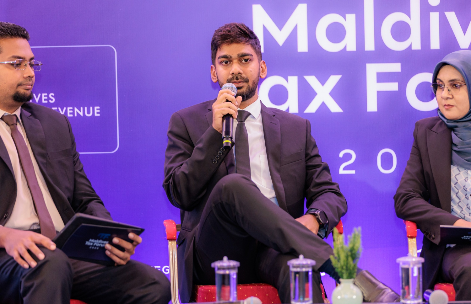 އިންސްޓްޓިއުޓް އޮފް ޗާޓާޑް އެކައުންޓެންޓްސް އޮފް މޯލްޑިވްސް އާއި މޯލްޑިވްސް އިންލެންޑް ރެވެނިއު އޮތޯރިޓީ (މީރާ) ގުޅިގެން ބޭއްވި ޓެކްސް ފޯރަމްގެ ސެޝަނެއް ކުރިއަށް ގެންދަނީ.--- ފޮޓޯ: ސީއޭ މޯލްޑިވްސް