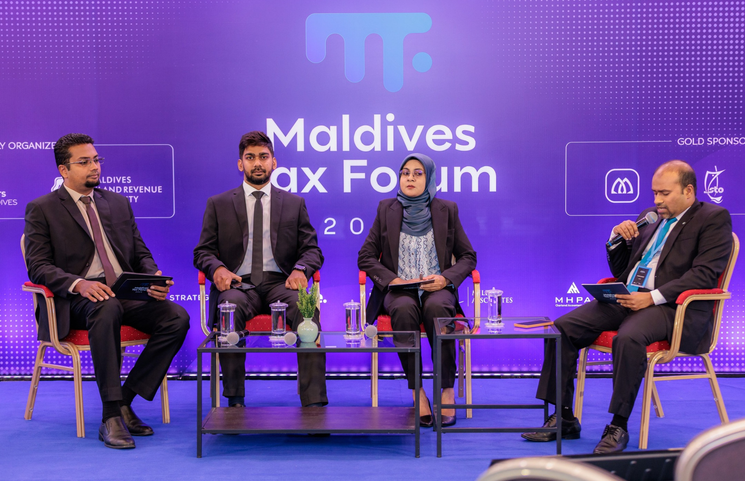 އިންސްޓްޓިއުޓް އޮފް ޗާޓާޑް އެކައުންޓެންޓްސް އޮފް މޯލްޑިވްސް އާއި މޯލްޑިވްސް އިންލެންޑް ރެވެނިއު އޮތޯރިޓީ (މީރާ) ގުޅިގެން ބޭއްވި ޓެކްސް ފޯރަމްގެ ސެޝަނެއް ކުރިއަށް ގެންދަނީ.--- ފޮޓޯ: ސީއޭ މޯލްޑިވްސް