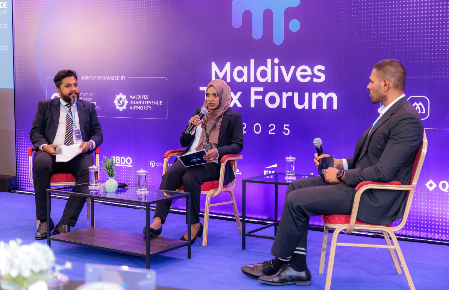 އިންސްޓްޓިއުޓް އޮފް ޗާޓާޑް އެކައުންޓެންޓްސް އޮފް މޯލްޑިވްސް އާއި މޯލްޑިވްސް އިންލެންޑް ރެވެނިއު އޮތޯރިޓީ (މީރާ) ގުޅިގެން ބޭއްވި ޓެކްސް ފޯރަމްގެ ސެޝަނެއް ކުރިއަށް ގެންދަނީ.--- ފޮޓޯ: ސީއޭ މޯލްޑިވްސް