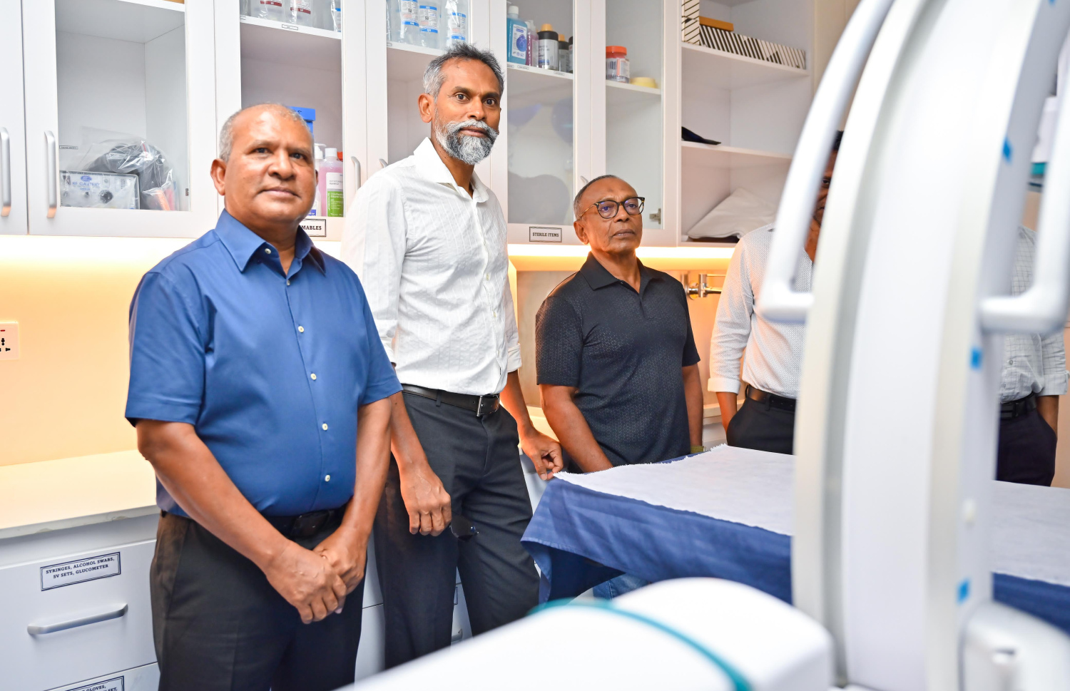 ޕެއިން ކްލިނިކުގެ އިސްވެރިން ސީ-އާމް މެޝިން ބައްލަވާލައްވަނީ. -- ފޮޓޯ: ފަޔާޒް މޫސާ | މިހާރު