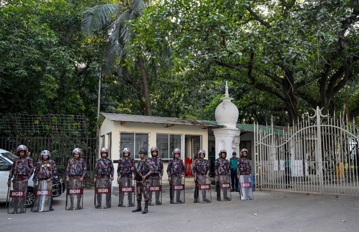 ބަންގްލާދޭޝްގެ ކުރީގެ ބޮޑުވަޒީރު ޝައިހް ހަސީނާގެ މައްޗަށް ހުކުމް އިއްވި ބަންގްލާދޭޝް އިންޓަނޭޝަނަލް ކްރައިމްސް ޓްރައިބިއުނަލް ކައިރީ ސިފައިން ސަލާމަތީ ކަންތައް ބަލަހައްޓަނީ. -- ފޮޓޯ: އޭއެފްޕީ