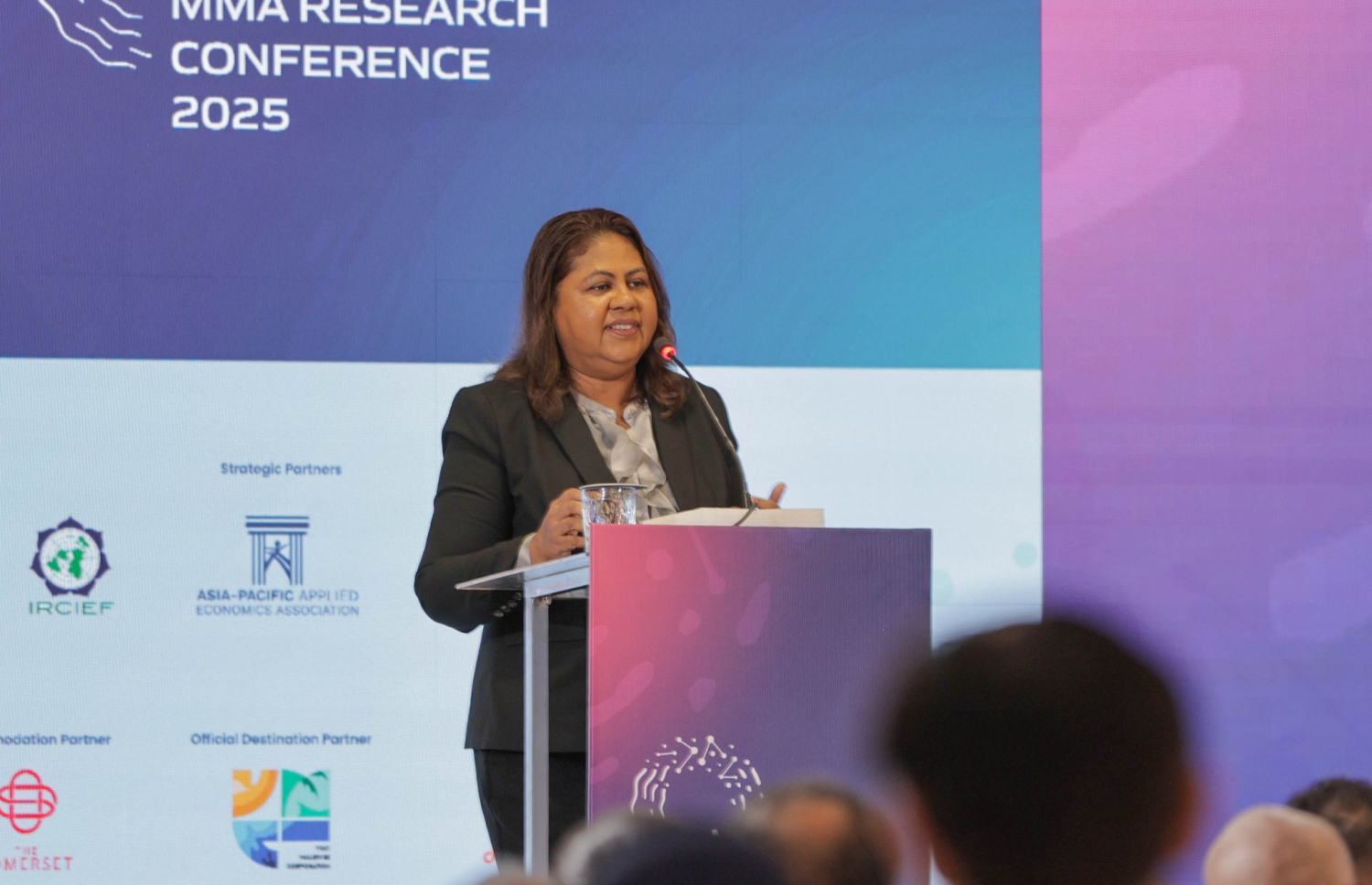 އެމްއެމްއޭގެ ރިސާޗު ކޮންފަރެންސްގައި ކުރީގެ ގަވަރުނަރު އަޒީމާ ވާހަކަ ދައްކަވަނީ.---ފޮޓޯ: އެމްއެމްއޭ