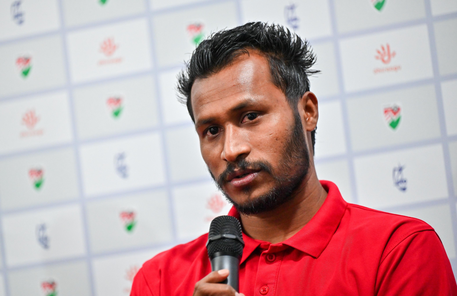 ހަމްޕް، ޕްރީ މެޗު ޕްރެސް ކޮންފަރެންސްގައި ވާހަކަ ދައްކަނީ --- ފޮޓޯ: ފަޔާޒު މޫސާ | މިހާރު