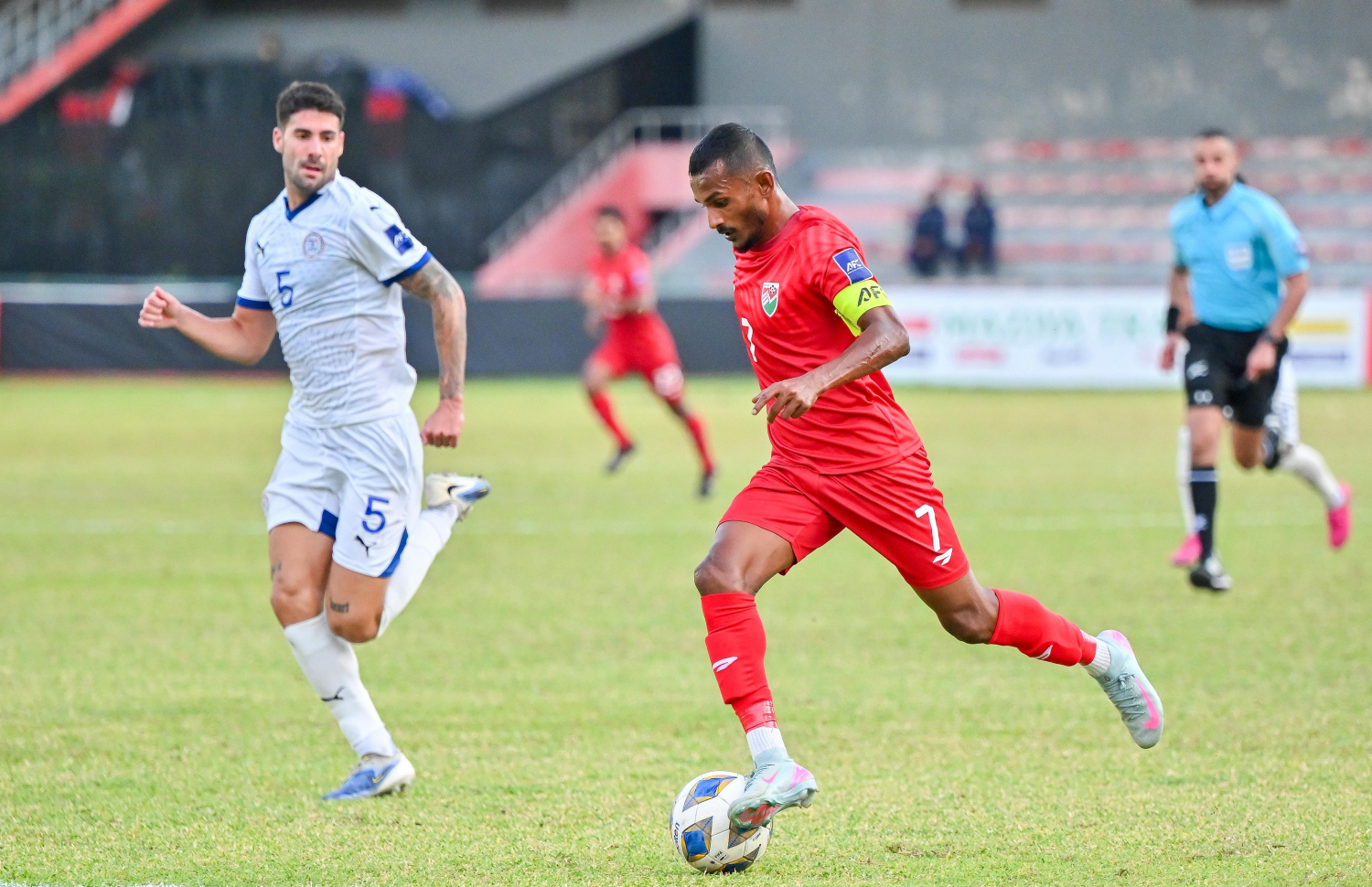 އަލީ ފާސިރު ސެންޓޭ (ކ) ފިލިޕީންސްގެ ކުޅުންތެރިޔެއްގެ ކައިރިން ބޯޅަ ހިފައިގެން ދާން މަސައްކަތް ކުރަނީ -- ފޮޓޯ: ފަޔާޒު މޫސާ | މިހާރު