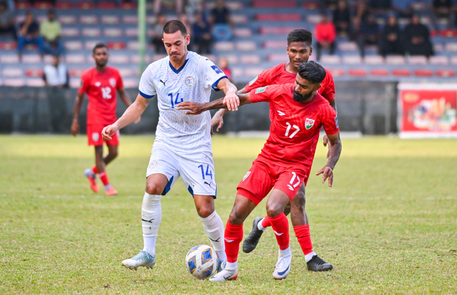 ފޭދޫ އިއްބެ، ފިލިޕީންސް ކުޅުންތެރިޔެއްގެ ކައިން ބޯޅަ ހިފައިގެން ދާން މަސައްކަތް ކުރަނީ --- --- ފޮޓޯ: ފަޔާޒު މޫސާ | މިހާރު