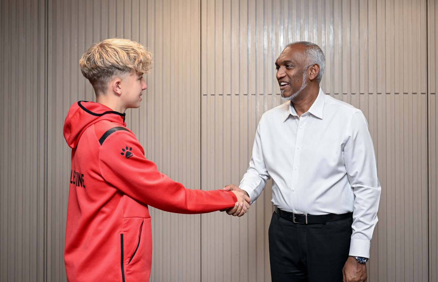 އޭޝިއަން ކޮލިފައިން އަށް ތައްޔާރުވުމަށް ރާއްޖޭގައި ކޭމްޕްކޮށްފައި އޮތް ފަލަސްތީނުގެ 17 އަހަރުން ދަށުގެ ފުޓްބޯޅަ ޓީމުގެ ޝަރަފުގައި ރައީސުލްޖުމްހޫރިއްޔާގެ ދެކަނބަލުން ބޭއްވެވި މެންދުރުގެ ފަރިއްކޮޅު: ހޮޓެލް ޖެންގައި އޮތް މި ފަރިއްކޮޅުގައި ވަޒީރުންނާއި، އެފްއޭއެމްގެ އިސްވެރިންނާއި، ކްލަބްތަކުގެ ސީނިއާ އޮފިޝަލުން ބައިވެރިވި. – ފޮޓޯ: ރައީސް އޮފީސް