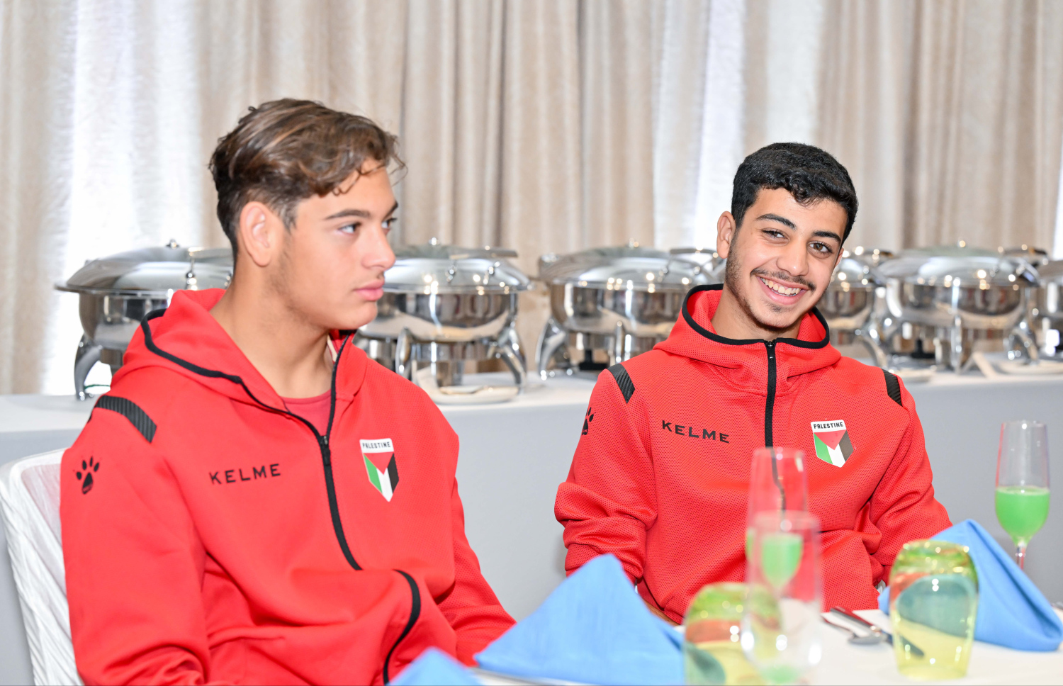 އޭޝިއަން ކޮލިފައިން އަށް ތައްޔާރުވުމަށް ރާއްޖޭގައި ކޭމްޕްކޮށްފައި އޮތް ފަލަސްތީނުގެ 17 އަހަރުން ދަށުގެ ފުޓްބޯޅަ ޓީމުގެ ޝަރަފުގައި ރައީސުލްޖުމްހޫރިއްޔާގެ ދެކަނބަލުން ބޭއްވެވި މެންދުރުގެ ފަރިއްކޮޅު: ހޮޓެލް ޖެންގައި އޮތް މި ފަރިއްކޮޅުގައި ވަޒީރުންނާއި، އެފްއޭއެމްގެ އިސްވެރިންނާއި، ކްލަބްތަކުގެ ސީނިއާ އޮފިޝަލުން ބައިވެރިވި. – ފޮޓޯ: ރައީސް އޮފީސް