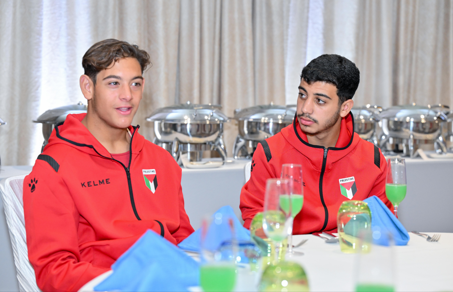 އޭޝިއަން ކޮލިފައިން އަށް ތައްޔާރުވުމަށް ރާއްޖޭގައި ކޭމްޕްކޮށްފައި އޮތް ފަލަސްތީނުގެ 17 އަހަރުން ދަށުގެ ފުޓްބޯޅަ ޓީމުގެ ޝަރަފުގައި ރައީސުލްޖުމްހޫރިއްޔާގެ ދެކަނބަލުން ބޭއްވެވި މެންދުރުގެ ފަރިއްކޮޅު: ހޮޓެލް ޖެންގައި އޮތް މި ފަރިއްކޮޅުގައި ވަޒީރުންނާއި، އެފްއޭއެމްގެ އިސްވެރިންނާއި، ކްލަބްތަކުގެ ސީނިއާ އޮފިޝަލުން ބައިވެރިވި. – ފޮޓޯ: ރައީސް އޮފީސް