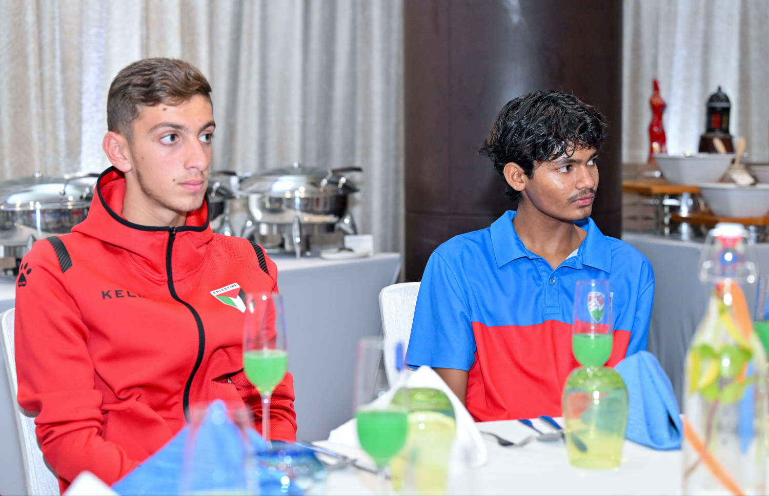 އޭޝިއަން ކޮލިފައިން އަށް ތައްޔާރުވުމަށް ރާއްޖޭގައި ކޭމްޕްކޮށްފައި އޮތް ފަލަސްތީނުގެ 17 އަހަރުން ދަށުގެ ފުޓްބޯޅަ ޓީމުގެ ޝަރަފުގައި ރައީސުލްޖުމްހޫރިއްޔާގެ ދެކަނބަލުން ބޭއްވެވި މެންދުރުގެ ފަރިއްކޮޅު: ހޮޓެލް ޖެންގައި އޮތް މި ފަރިއްކޮޅުގައި ވަޒީރުންނާއި، އެފްއޭއެމްގެ އިސްވެރިންނާއި، ކްލަބްތަކުގެ ސީނިއާ އޮފިޝަލުން ބައިވެރިވި. – ފޮޓޯ: ރައީސް އޮފީސް