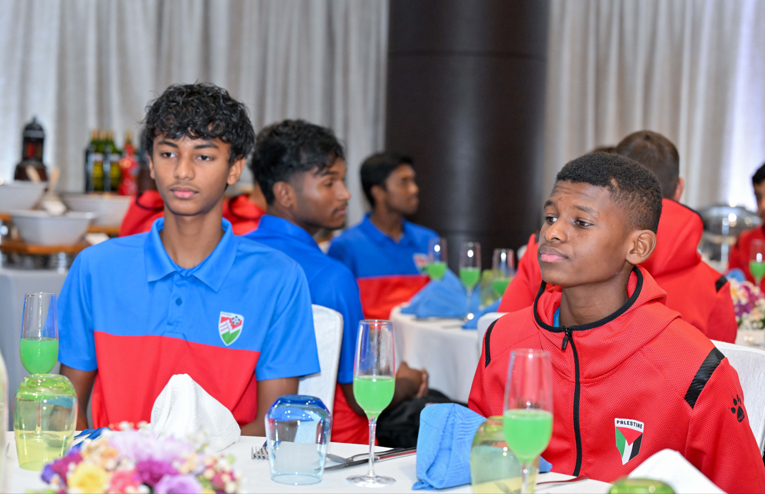 އޭޝިއަން ކޮލިފައިން އަށް ތައްޔާރުވުމަށް ރާއްޖޭގައި ކޭމްޕްކޮށްފައި އޮތް ފަލަސްތީނުގެ 17 އަހަރުން ދަށުގެ ފުޓްބޯޅަ ޓީމުގެ ޝަރަފުގައި ރައީސުލްޖުމްހޫރިއްޔާގެ ދެކަނބަލުން ބޭއްވެވި މެންދުރުގެ ފަރިއްކޮޅު: ހޮޓެލް ޖެންގައި އޮތް މި ފަރިއްކޮޅުގައި ވަޒީރުންނާއި، އެފްއޭއެމްގެ އިސްވެރިންނާއި، ކްލަބްތަކުގެ ސީނިއާ އޮފިޝަލުން ބައިވެރިވި. – ފޮޓޯ: ރައީސް އޮފީސް