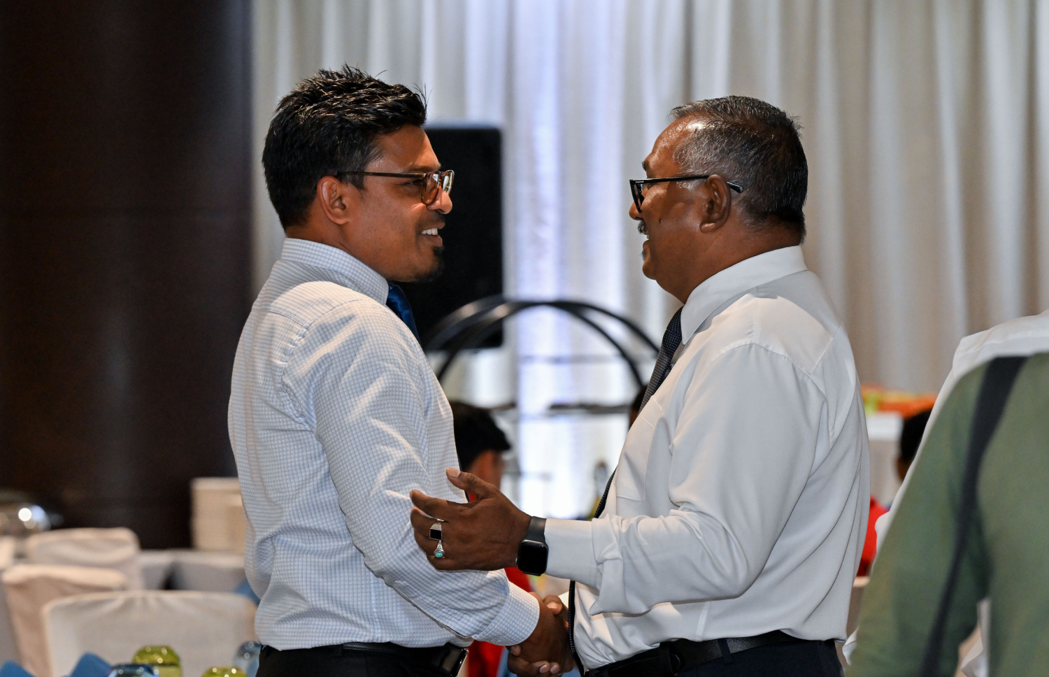 އޭޝިއަން ކޮލިފައިން އަށް ތައްޔާރުވުމަށް ރާއްޖޭގައި ކޭމްޕްކޮށްފައި އޮތް ފަލަސްތީނުގެ 17 އަހަރުން ދަށުގެ ފުޓްބޯޅަ ޓީމުގެ ޝަރަފުގައި ރައީސުލްޖުމްހޫރިއްޔާގެ ދެކަނބަލުން ބޭއްވެވި މެންދުރުގެ ފަރިއްކޮޅު: ހޮޓެލް ޖެންގައި އޮތް މި ފަރިއްކޮޅުގައި ވަޒީރުންނާއި، އެފްއޭއެމްގެ އިސްވެރިންނާއި، ކްލަބްތަކުގެ ސީނިއާ އޮފިޝަލުން ބައިވެރިވި. – ފޮޓޯ: ރައީސް އޮފީސް