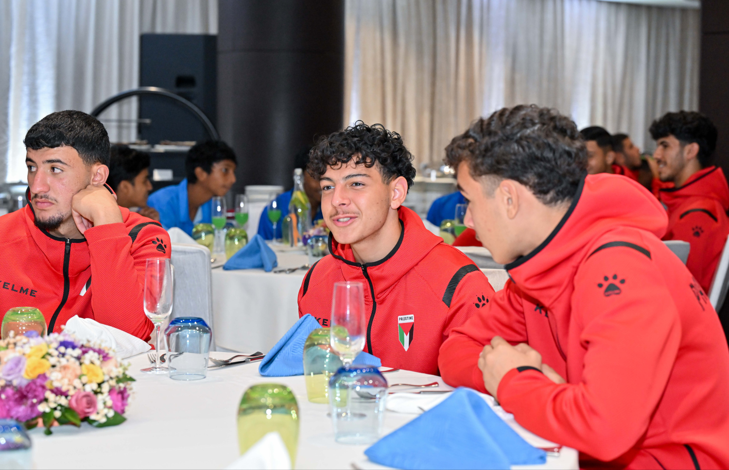 އޭޝިއަން ކޮލިފައިން އަށް ތައްޔާރުވުމަށް ރާއްޖޭގައި ކޭމްޕްކޮށްފައި އޮތް ފަލަސްތީނުގެ 17 އަހަރުން ދަށުގެ ފުޓްބޯޅަ ޓީމުގެ ޝަރަފުގައި ރައީސުލްޖުމްހޫރިއްޔާގެ ދެކަނބަލުން ބޭއްވެވި މެންދުރުގެ ފަރިއްކޮޅު: ހޮޓެލް ޖެންގައި އޮތް މި ފަރިއްކޮޅުގައި ވަޒީރުންނާއި، އެފްއޭއެމްގެ އިސްވެރިންނާއި، ކްލަބްތަކުގެ ސީނިއާ އޮފިޝަލުން ބައިވެރިވި. – ފޮޓޯ: ރައީސް އޮފީސް