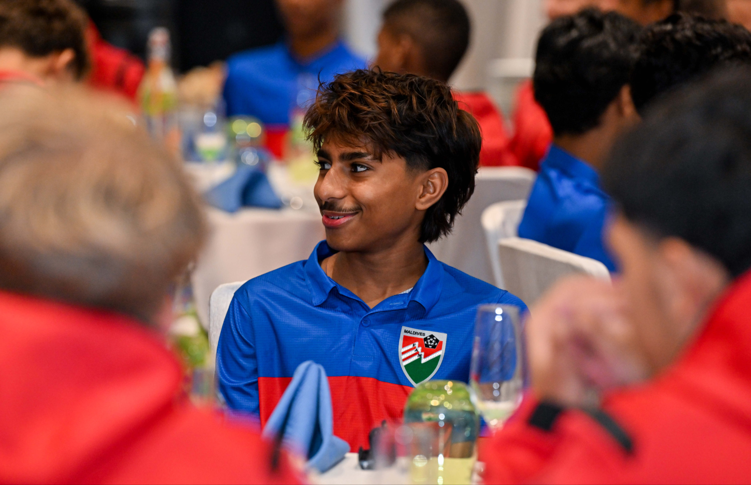 އޭޝިއަން ކޮލިފައިން އަށް ތައްޔާރުވުމަށް ރާއްޖޭގައި ކޭމްޕްކޮށްފައި އޮތް ފަލަސްތީނުގެ 17 އަހަރުން ދަށުގެ ފުޓްބޯޅަ ޓީމުގެ ޝަރަފުގައި ރައީސުލްޖުމްހޫރިއްޔާގެ ދެކަނބަލުން ބޭއްވެވި މެންދުރުގެ ފަރިއްކޮޅު: ހޮޓެލް ޖެންގައި އޮތް މި ފަރިއްކޮޅުގައި ވަޒީރުންނާއި، އެފްއޭއެމްގެ އިސްވެރިންނާއި، ކްލަބްތަކުގެ ސީނިއާ އޮފިޝަލުން ބައިވެރިވި. – ފޮޓޯ: ރައީސް އޮފީސް