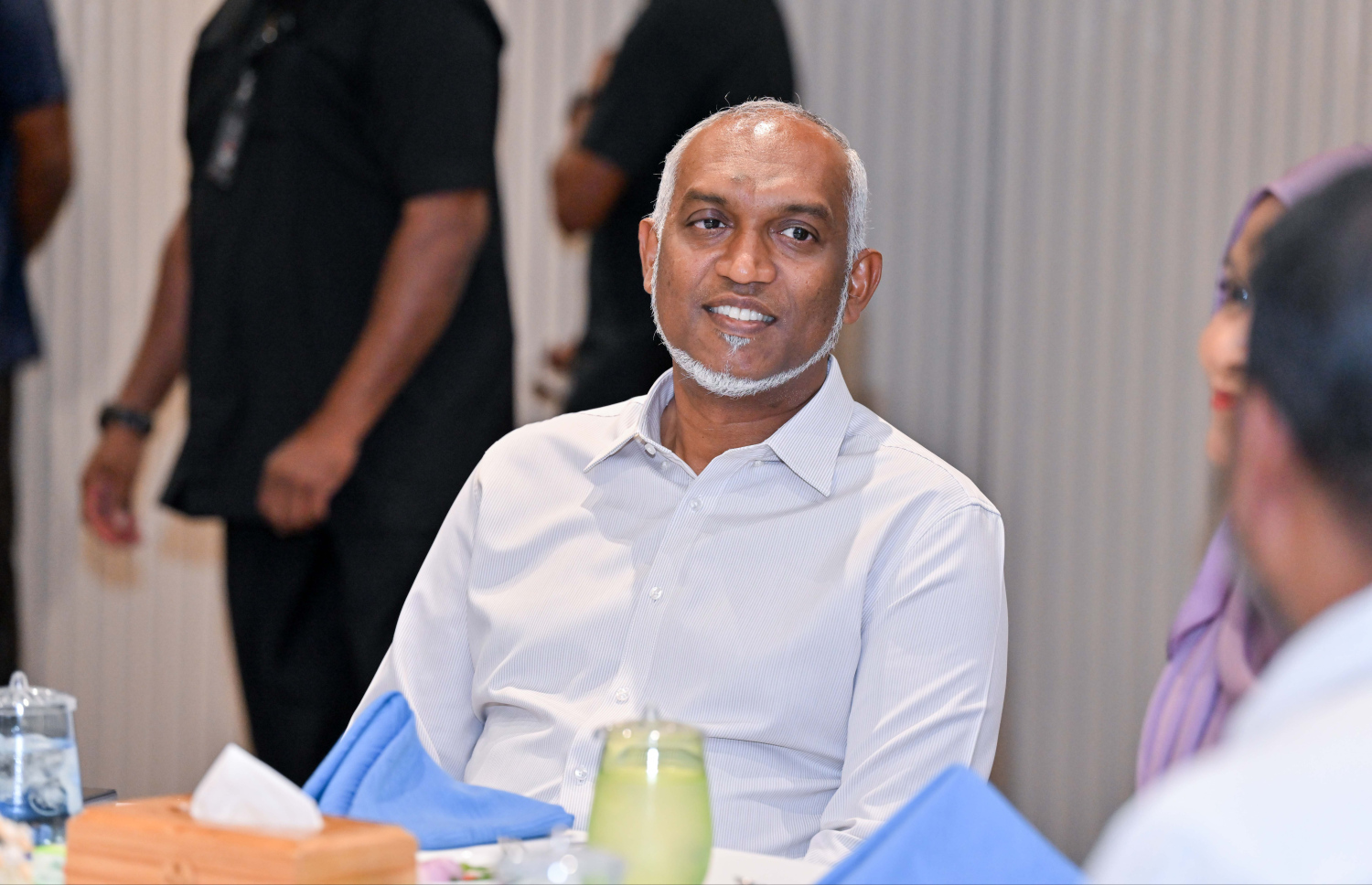 އޭޝިއަން ކޮލިފައިން އަށް ތައްޔާރުވުމަށް ރާއްޖޭގައި ކޭމްޕްކޮށްފައި އޮތް ފަލަސްތީނުގެ 17 އަހަރުން ދަށުގެ ފުޓްބޯޅަ ޓީމުގެ ޝަރަފުގައި ރައީސުލްޖުމްހޫރިއްޔާގެ ދެކަނބަލުން ބޭއްވެވި މެންދުރުގެ ފަރިއްކޮޅު: ހޮޓެލް ޖެންގައި އޮތް މި ފަރިއްކޮޅުގައި ވަޒީރުންނާއި، އެފްއޭއެމްގެ އިސްވެރިންނާއި، ކްލަބްތަކުގެ ސީނިއާ އޮފިޝަލުން ބައިވެރިވި. – ފޮޓޯ: ރައީސް އޮފީސް