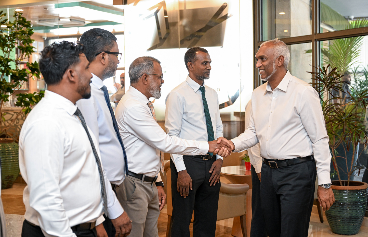 އޭޝިއަން ކޮލިފައިން އަށް ތައްޔާރުވުމަށް ރާއްޖޭގައި ކޭމްޕްކޮށްފައި އޮތް ފަލަސްތީނުގެ 17 އަހަރުން ދަށުގެ ފުޓްބޯޅަ ޓީމުގެ ޝަރަފުގައި ރައީސުލްޖުމްހޫރިއްޔާގެ ދެކަނބަލުން ބޭއްވެވި މެންދުރުގެ ފަރިއްކޮޅު: ހޮޓެލް ޖެންގައި އޮތް މި ފަރިއްކޮޅުގައި ވަޒީރުންނާއި، އެފްއޭއެމްގެ އިސްވެރިންނާއި، ކްލަބްތަކުގެ ސީނިއާ އޮފިޝަލުން ބައިވެރިވި. – ފޮޓޯ: ރައީސް އޮފީސް