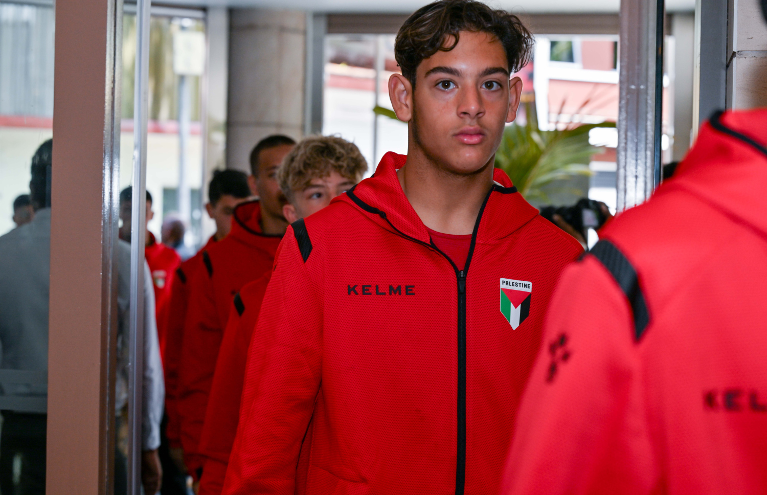 އޭޝިއަން ކޮލިފައިން އަށް ތައްޔާރުވުމަށް ރާއްޖޭގައި ކޭމްޕްކޮށްފައި އޮތް ފަލަސްތީނުގެ 17 އަހަރުން ދަށުގެ ފުޓްބޯޅަ ޓީމުގެ ޝަރަފުގައި ރައީސުލްޖުމްހޫރިއްޔާގެ ދެކަނބަލުން ބޭއްވެވި މެންދުރުގެ ފަރިއްކޮޅު: ހޮޓެލް ޖެންގައި އޮތް މި ފަރިއްކޮޅުގައި ވަޒީރުންނާއި، އެފްއޭއެމްގެ އިސްވެރިންނާއި، ކްލަބްތަކުގެ ސީނިއާ އޮފިޝަލުން ބައިވެރިވި. – ފޮޓޯ: ރައީސް އޮފީސް