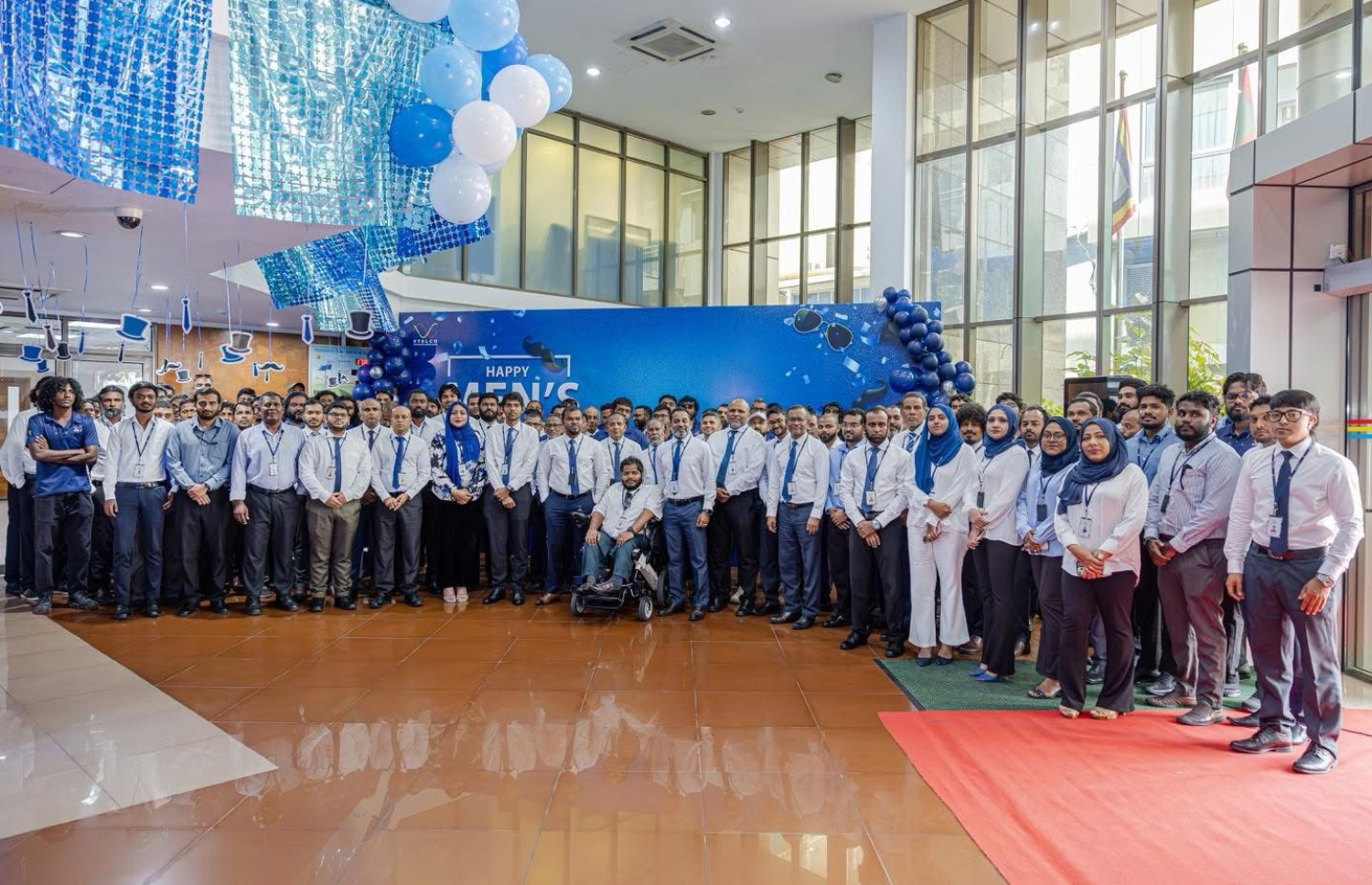 ސްޓެލްކޯއިން ފިރިހެނުންގެ ދުވަސް ފާހަގަކުރުމުގެ ގޮތުން ބޭއްވި ހަރަކާތުގައި އެ ކުންފުނީގެ މެނޭޖިން ޑިރެކްޓަރު އަހުމަދު ޝަމާހު ރަޝީދާއި ކުންފުނީގެ އިސްވެރިން ފޮޓޯއަކަށް ހުއްޓިލައިގެން --- ފޮޓޯ/ސްޓެލްކޯ