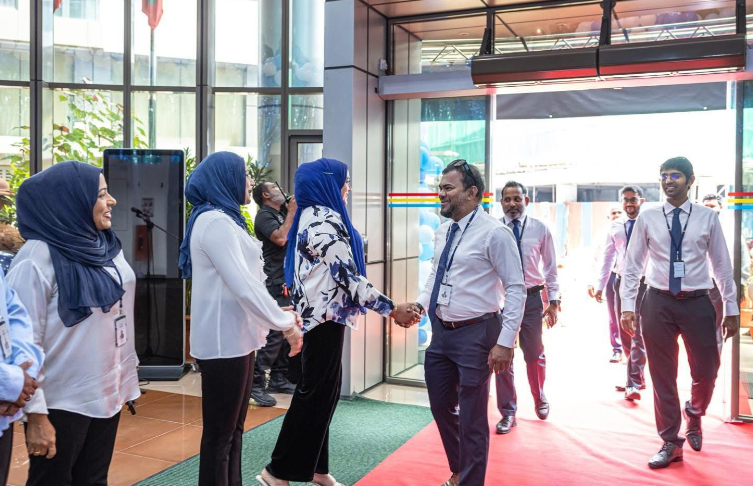 ސްޓެލްކޯއިން ފިރިހެނުންގެ ދުވަސް ފާހަގަކުރުމުގެ ގޮތުން އެ ކުންފުނީގެ އެމްޑީ އަހުމަދު ޝަމާހު ރަޝީދު އޮފީހަށް ވަޑައިގަތުމުން އަންހެން މުވައްޒަފުން މަރުހަބާ ދަންނަވަނީ --- ފޮޓޯ/ސްޓެލްކޯ