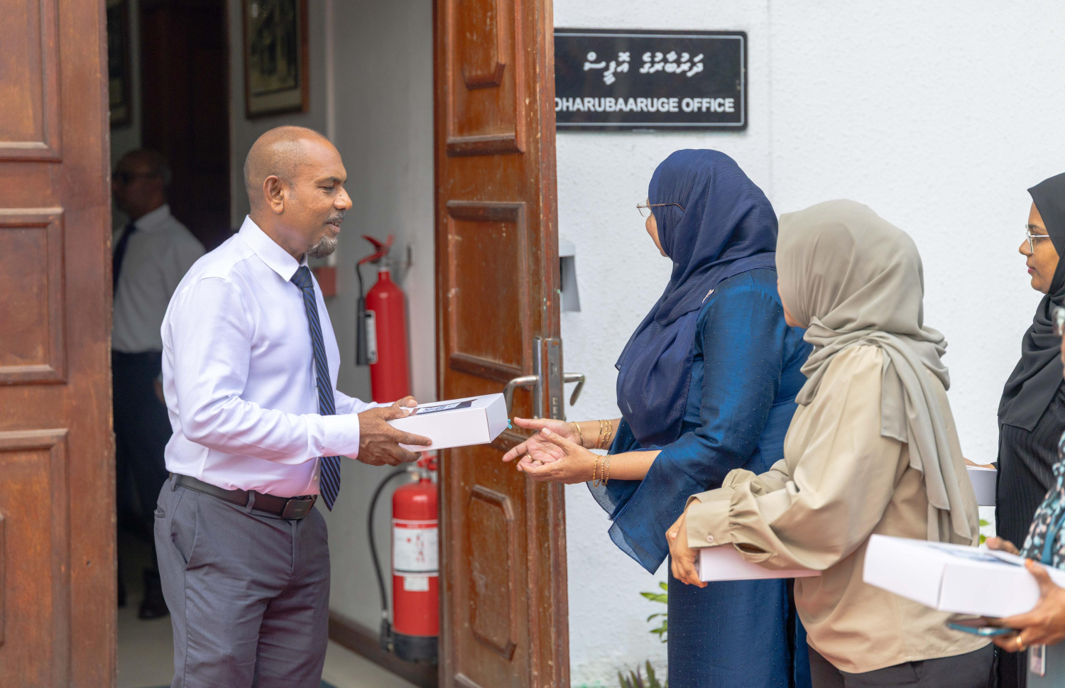 ފިރިހެނުންގެ ދުވަސް ފާހަގަ ކުރުމުގެ ގޮތުން ހައުސިން މިނިސްޓްރީން ބޭއްވި ހަފްލާގައި އެ މިނިސްޓްރީގެ ފިރިހެން މުއައްޒަފުންނަށް އެ ދުވަހުގެ މުނާސަބަތުގައި ހާއްސަ ހަދިޔާއެއް ދެނީ --- ފޮޓޯ/ހައުސިން މިނިސްޓްރީ