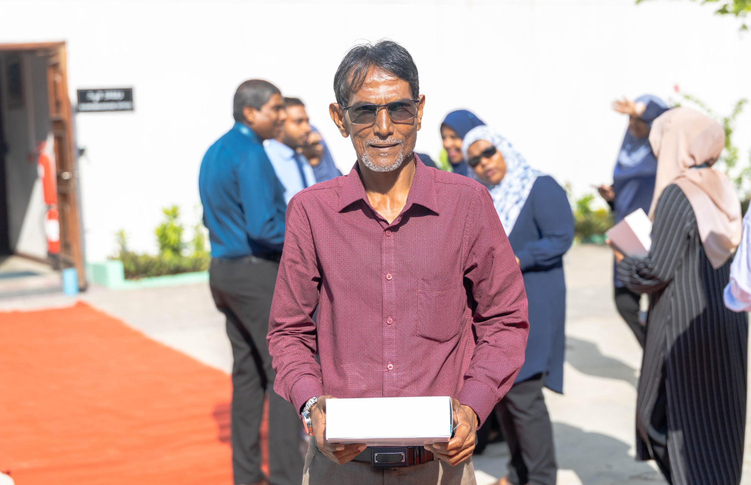 ފިރިހެނުންގެ ދުވަސް ފާހަގަ ކުރުމުގެ ގޮތުން ހައުސިން މިނިސްޓްރީން ބޭއްވި ހަފްލާގައި އެ މިނިސްޓްރީގެ ފިރިހެން މުއައްޒަފުންނަށް އެ ދުވަހުގެ މުނާސަބަތުގައި ހާއްސަ ހަދިޔާއެއް ދެނީ --- ފޮޓޯ/ހައުސިން މިނިސްޓްރީ